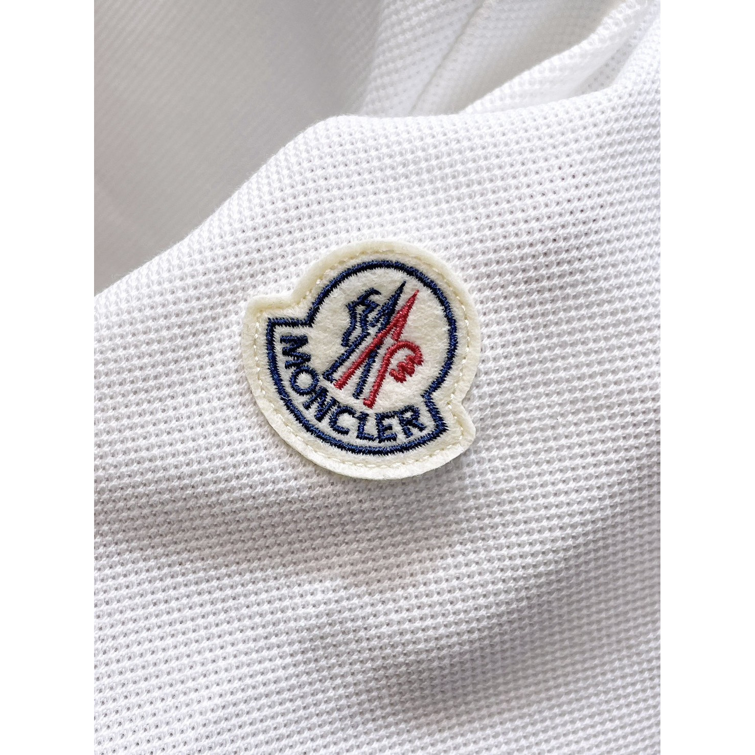 <p>MONCLER&nbsp;短袖翻领polo衫(白)</p>