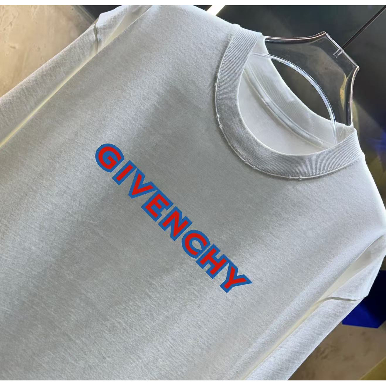 <p>Givenchy&nbsp;洗水磨破短袖T恤(洗水白)</p>