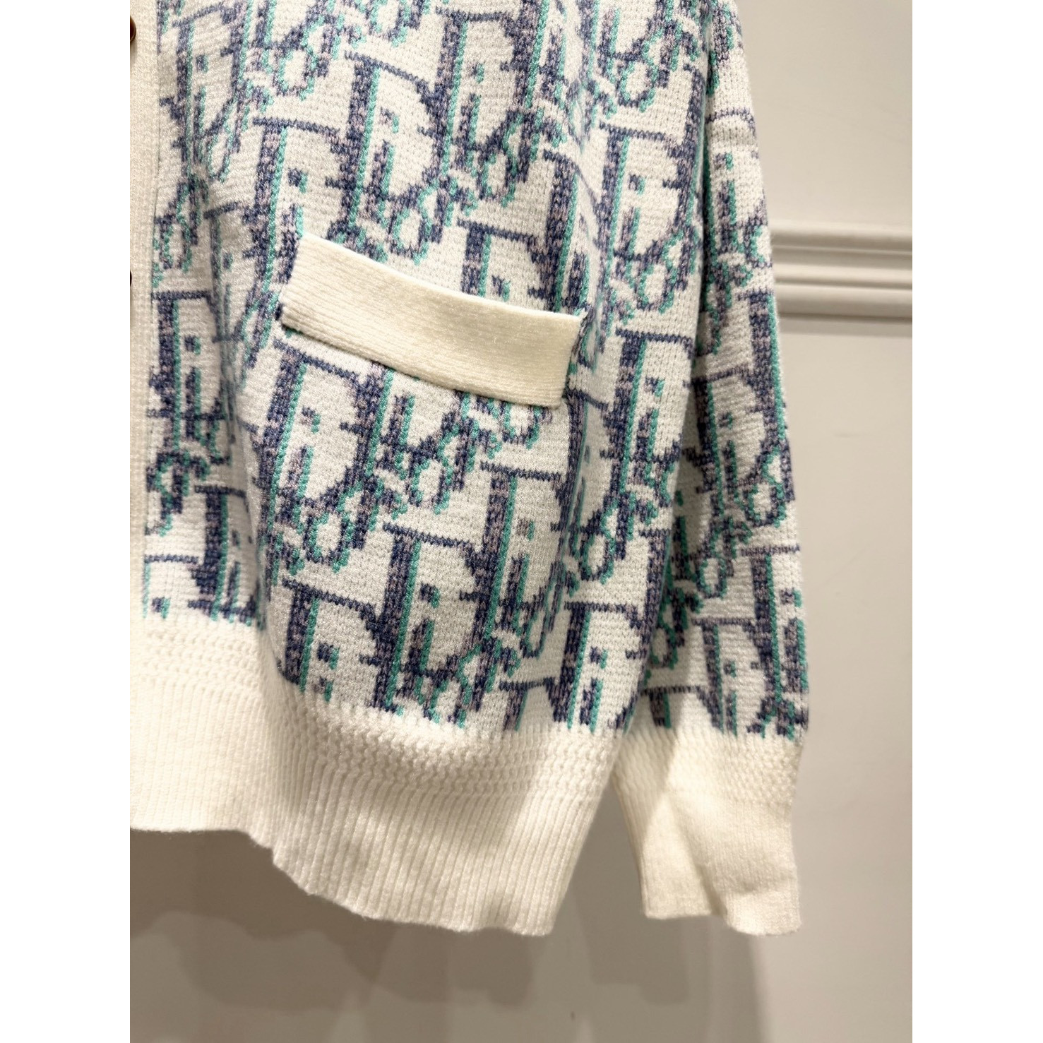 <p>Dior Homme&nbsp; 满幅LOGO提花毛衣(C167)</p>