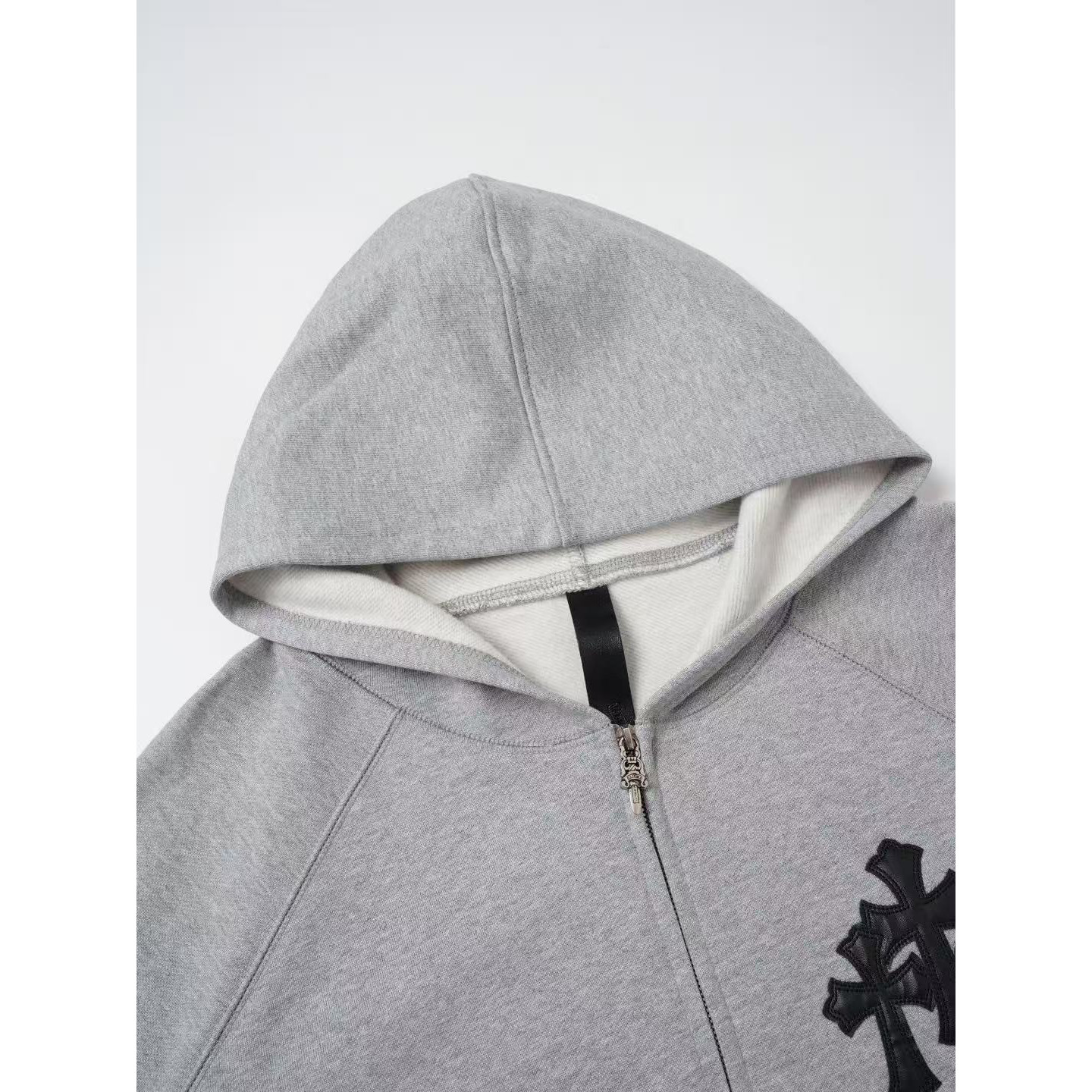 <p>CHROME HEARTS 三花十字架皮标拉链连帽外套(灰)</p>
