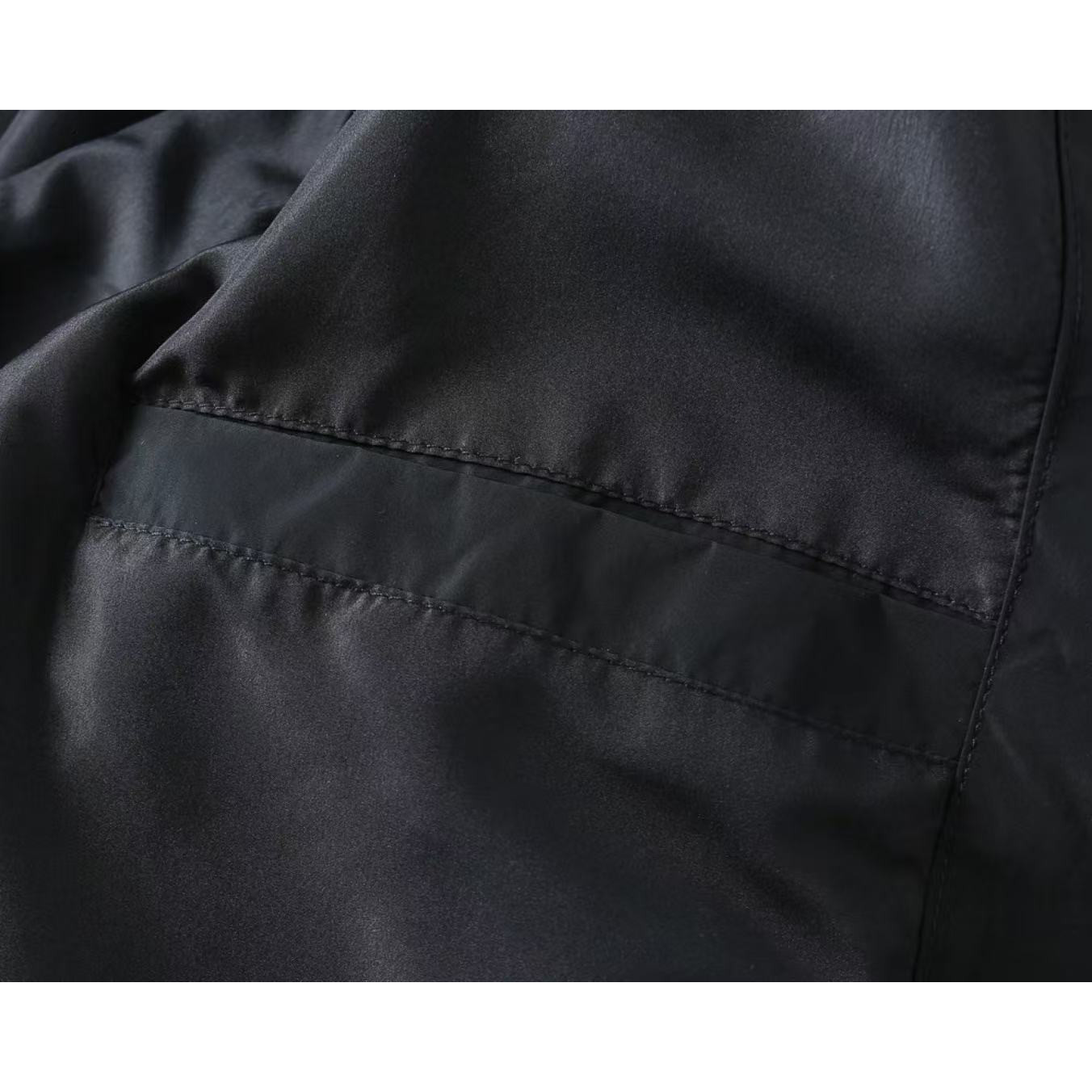 <p>MONCLER 男士夹克外套(800831)</p>
