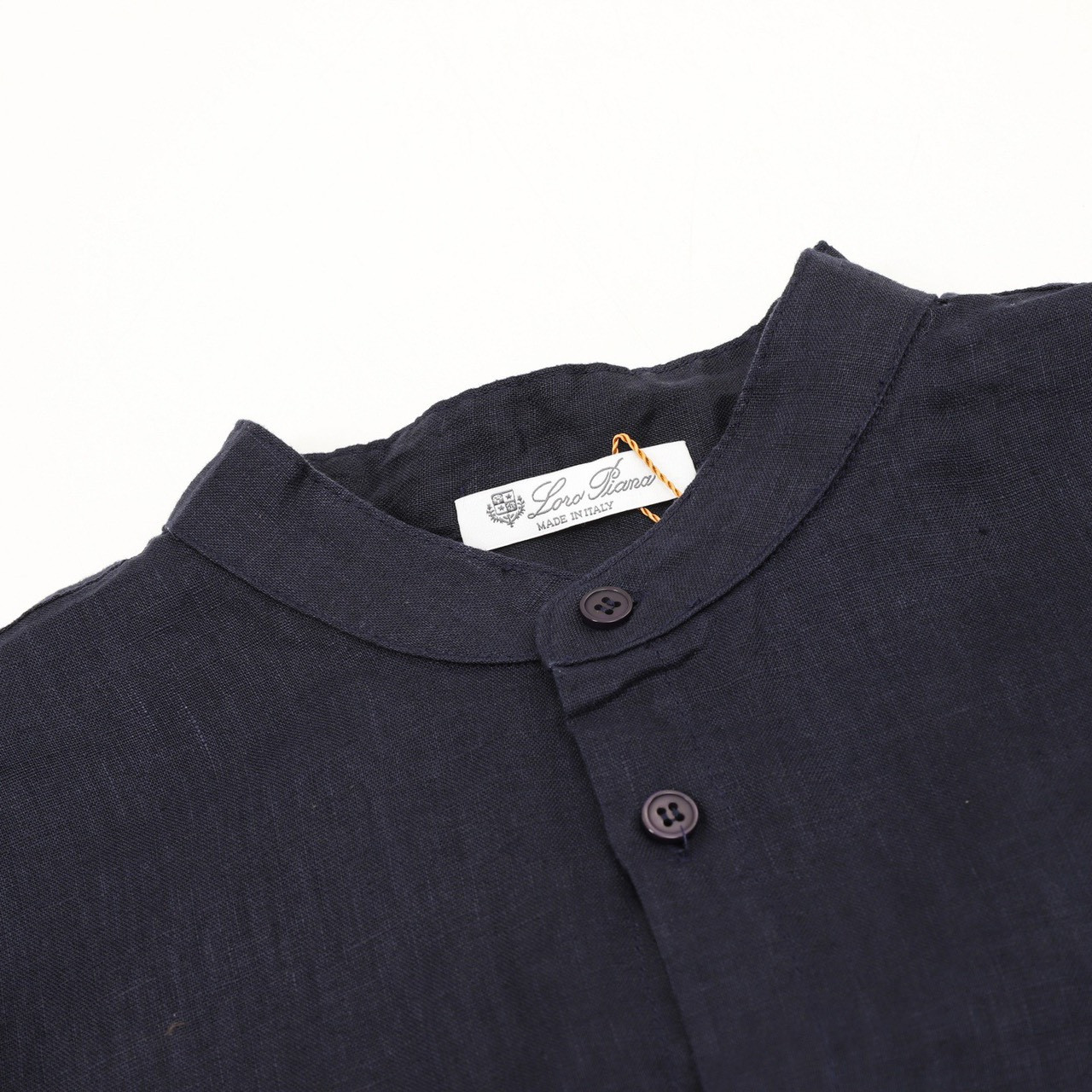 <p>Loro Piana&nbsp; 圆领亚麻衬衫<br />
&nbsp;</p>