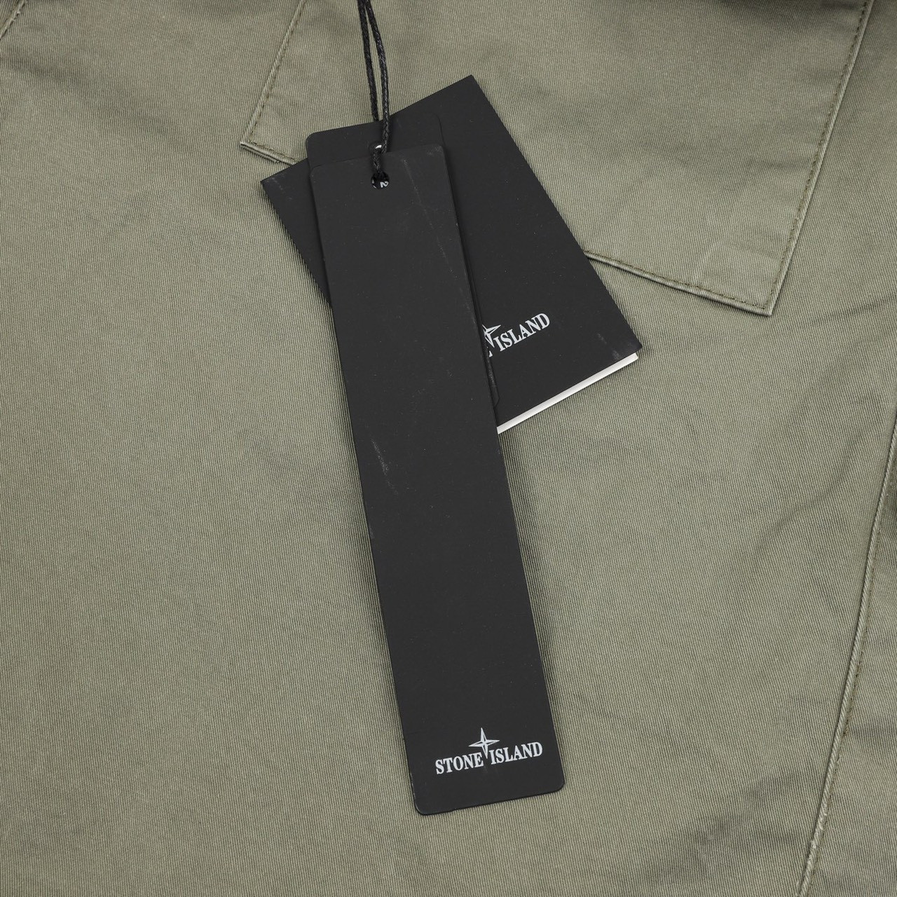 <p>Stone Island 经典工装短裤</p>