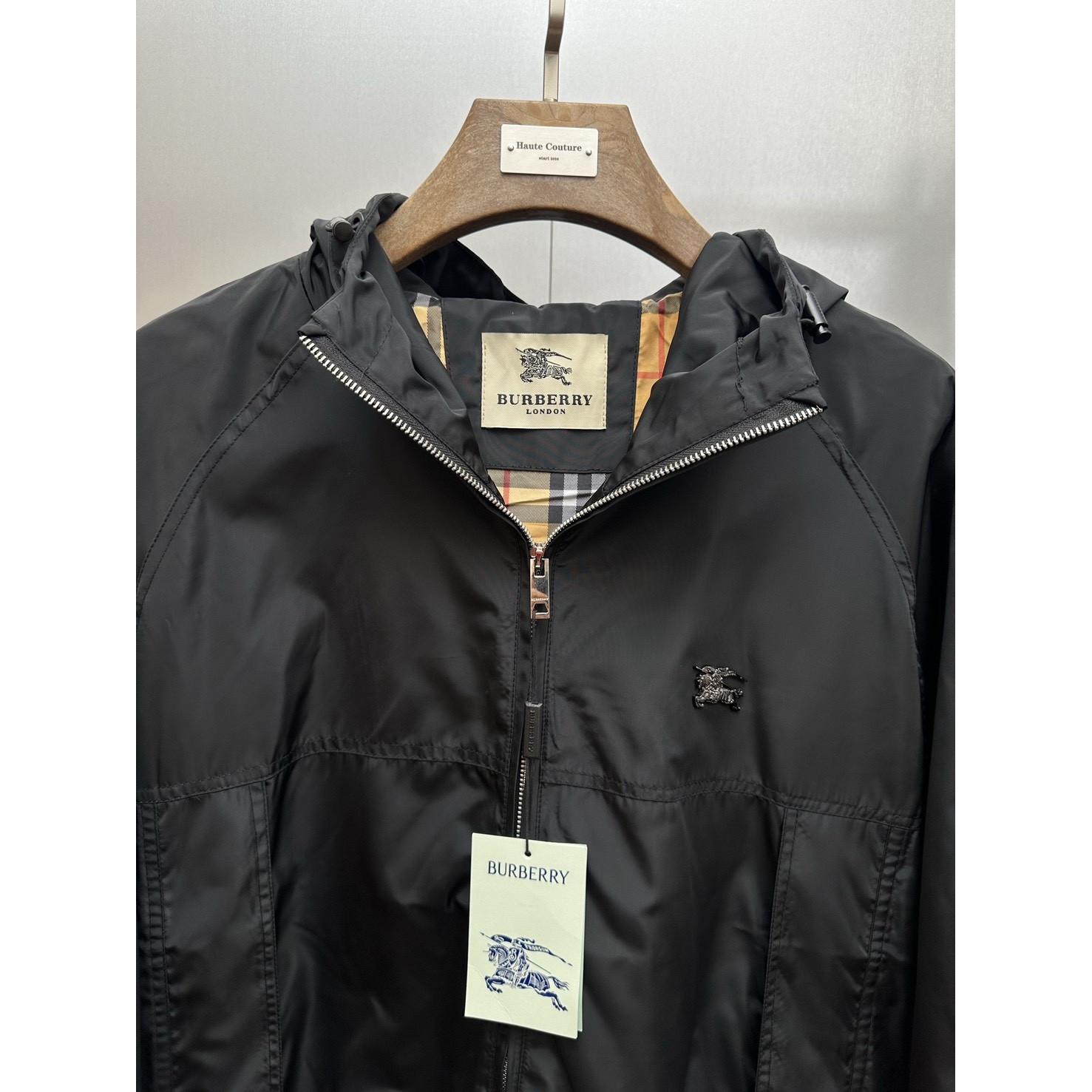 <p>Burberry 连帽防风外套(黑)</p>