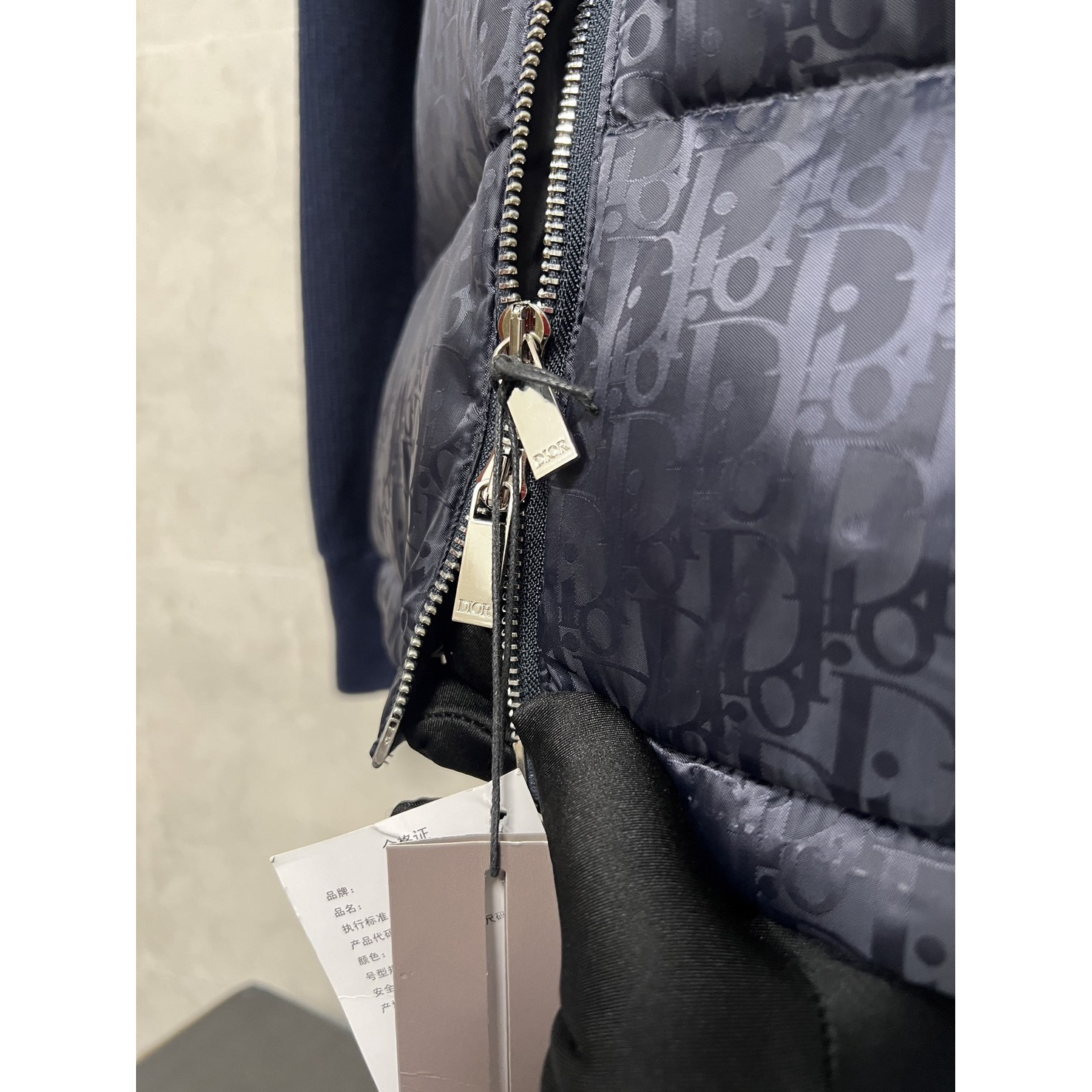 <p>Dior 经典针织羽绒款(藏青色)</p>
