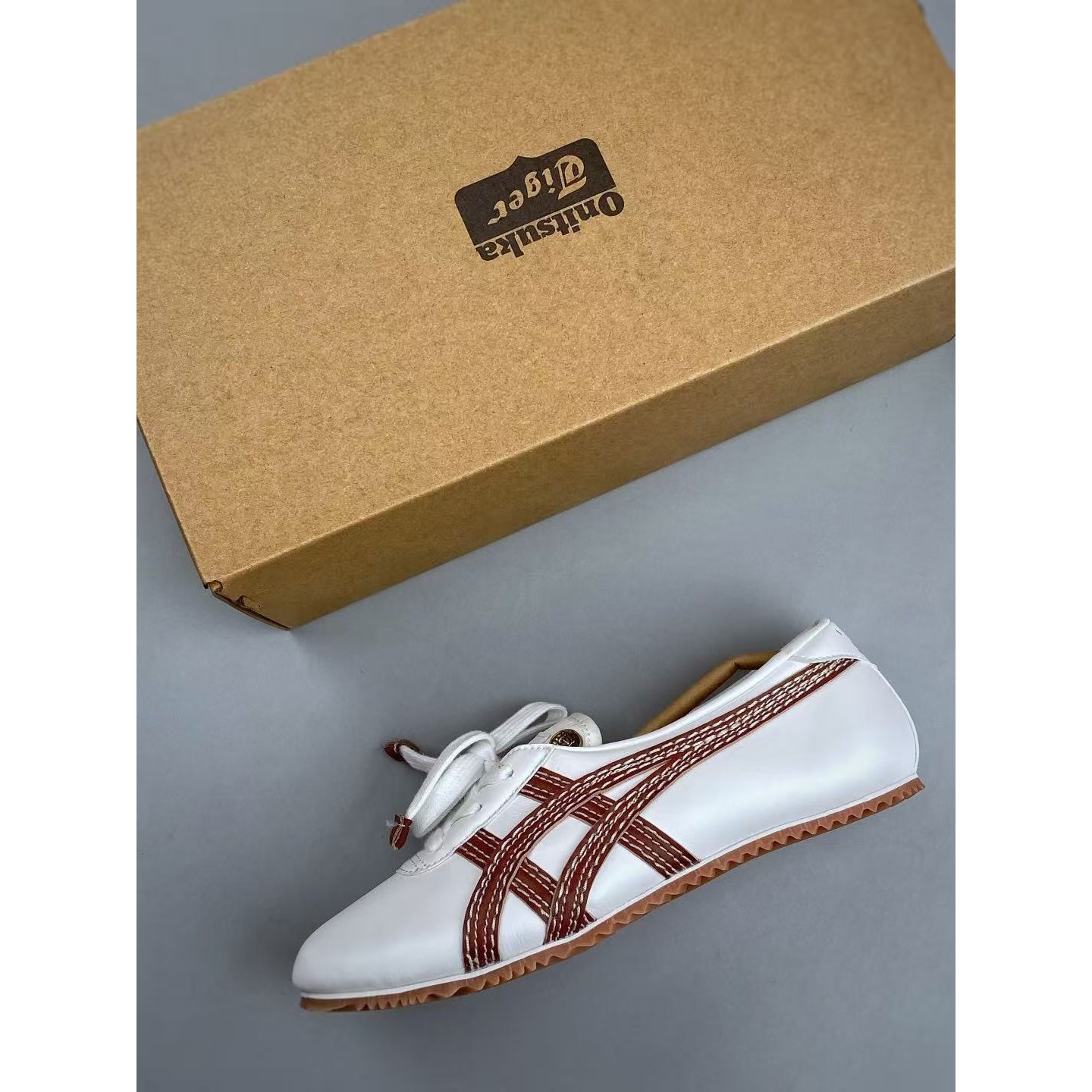 <p>Versace x Onitsuka Tiger 低帮休闲鞋(白)</p>