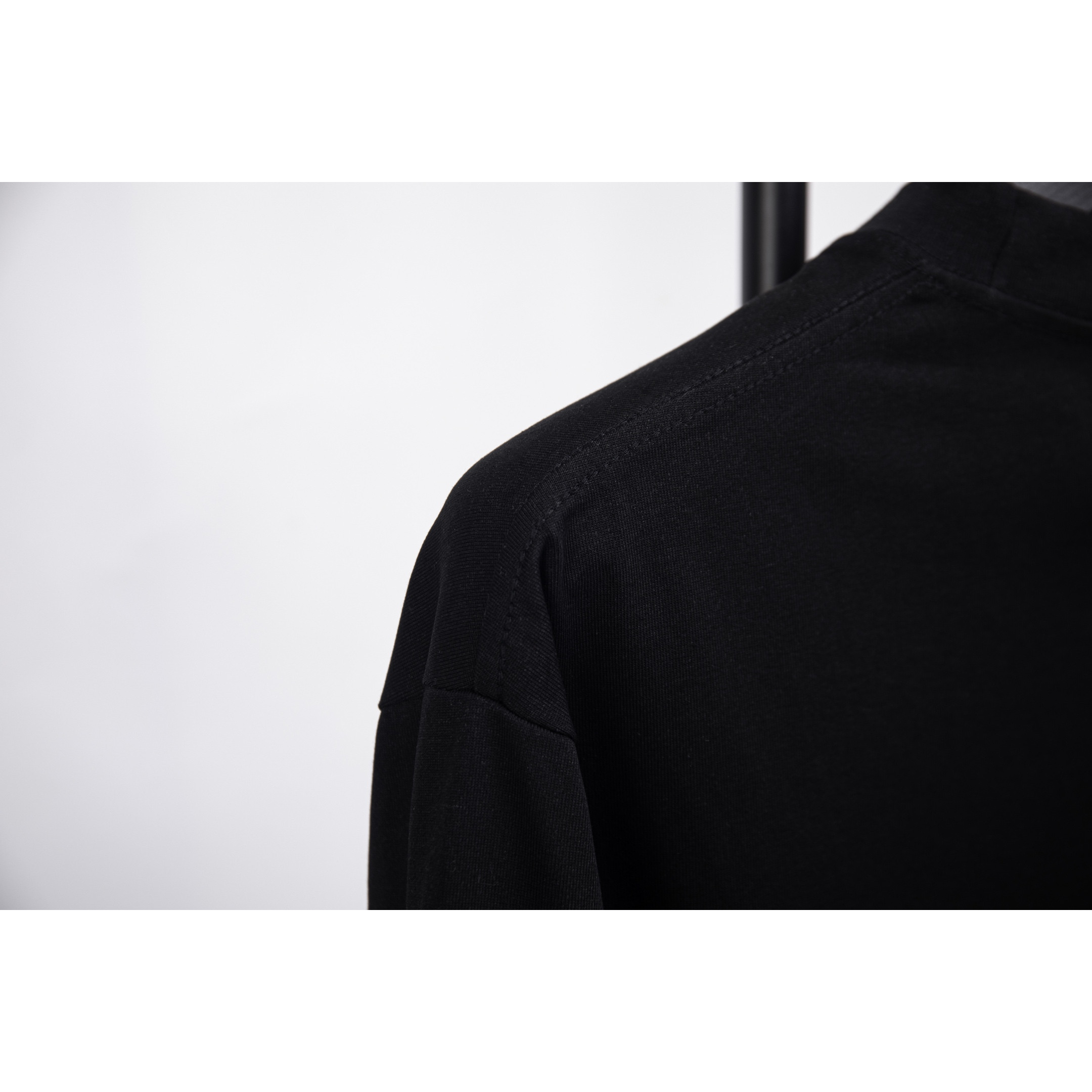 <p>Balenciaga&nbsp;圆领长袖T(X488黑)</p>