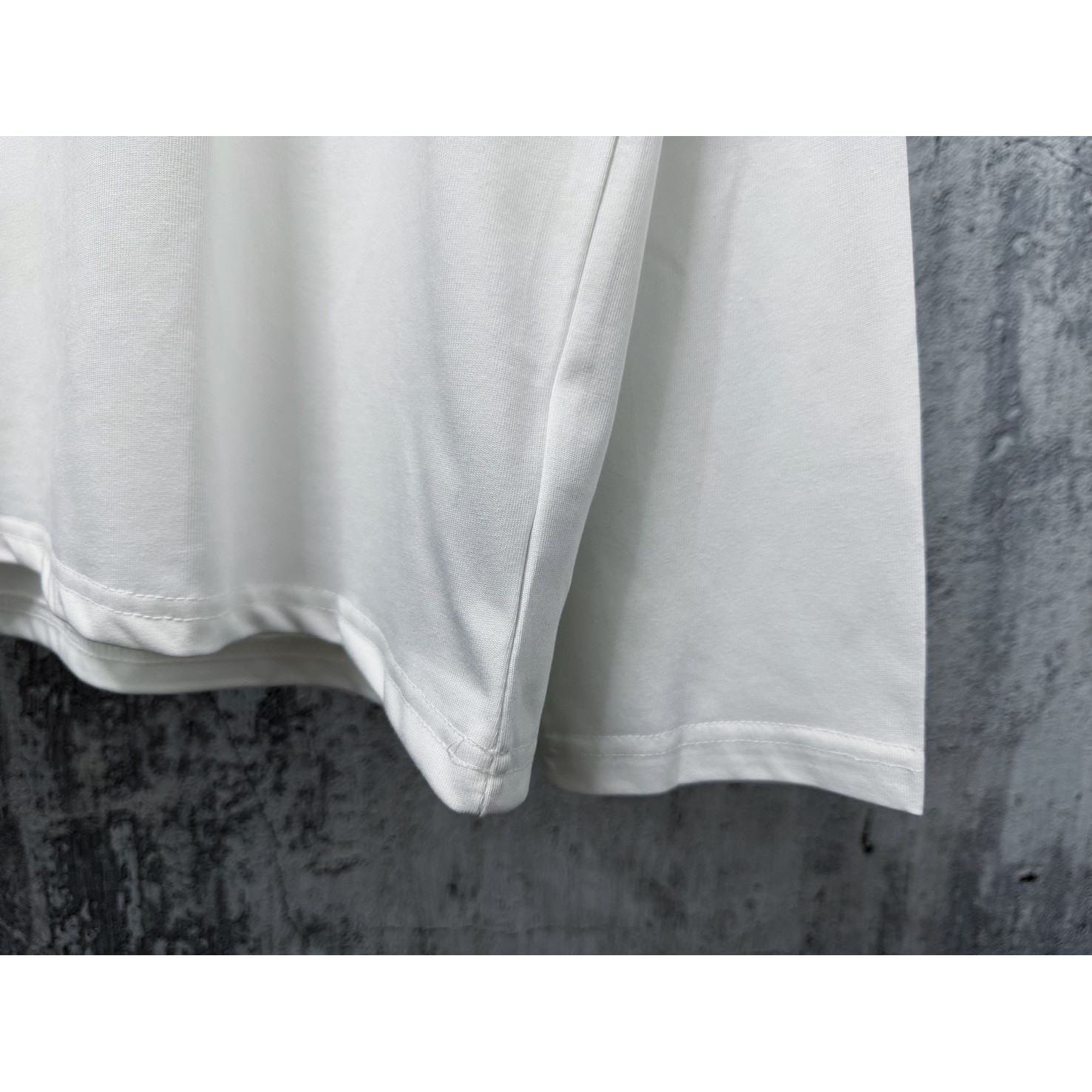 <p>BALENCIAGA Logo刺绣长袖(白)</p>