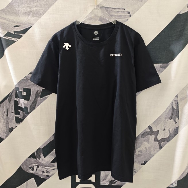 <p>DESCENTE 短袖T恤(黑)</p>