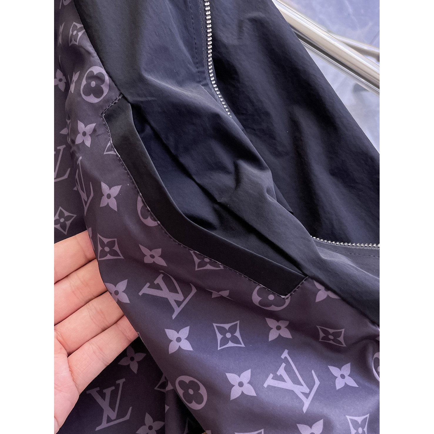 <p>LV&nbsp;男士夹克外套(黑)</p>