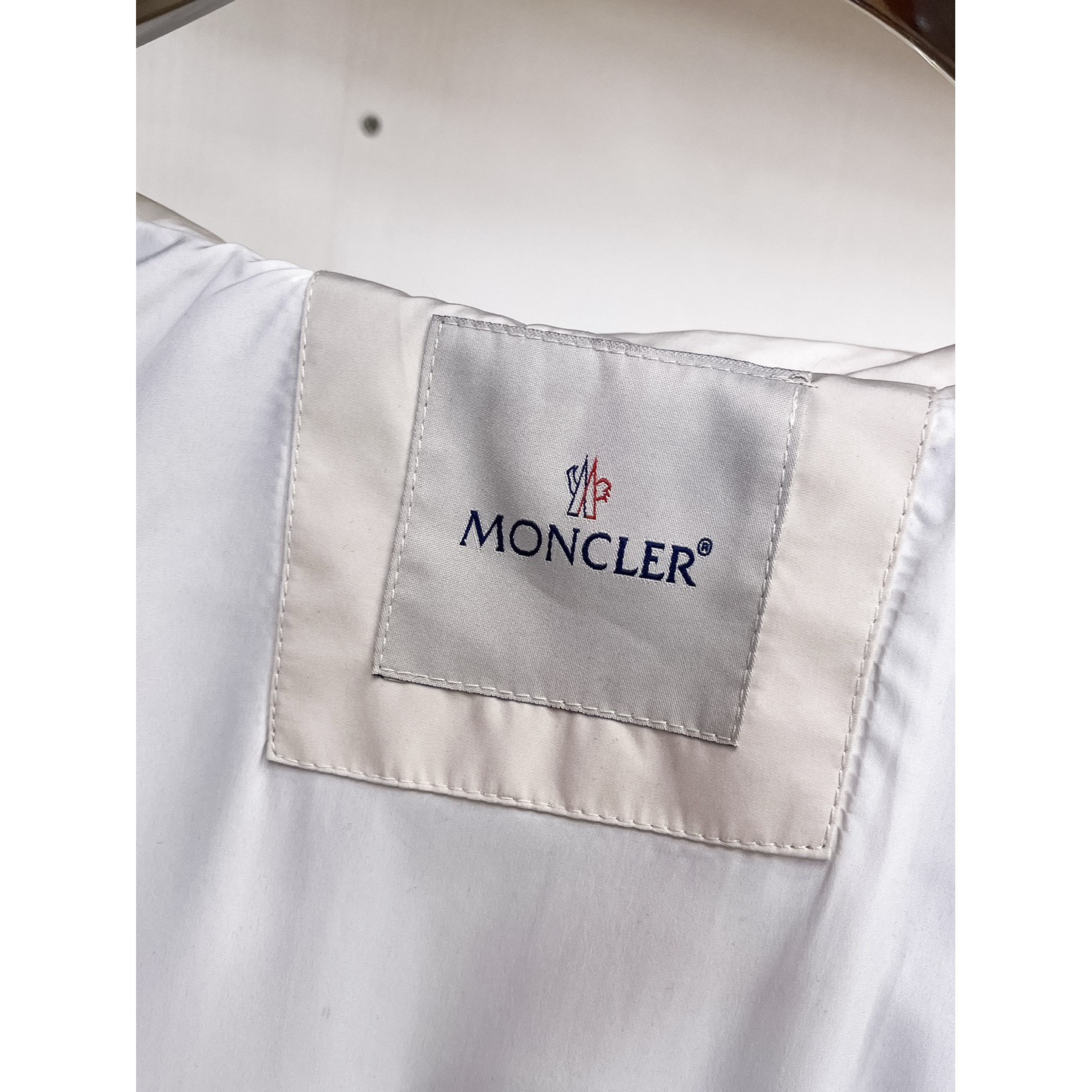 <p>MONCLER&nbsp;男士夹克外套(白)</p>