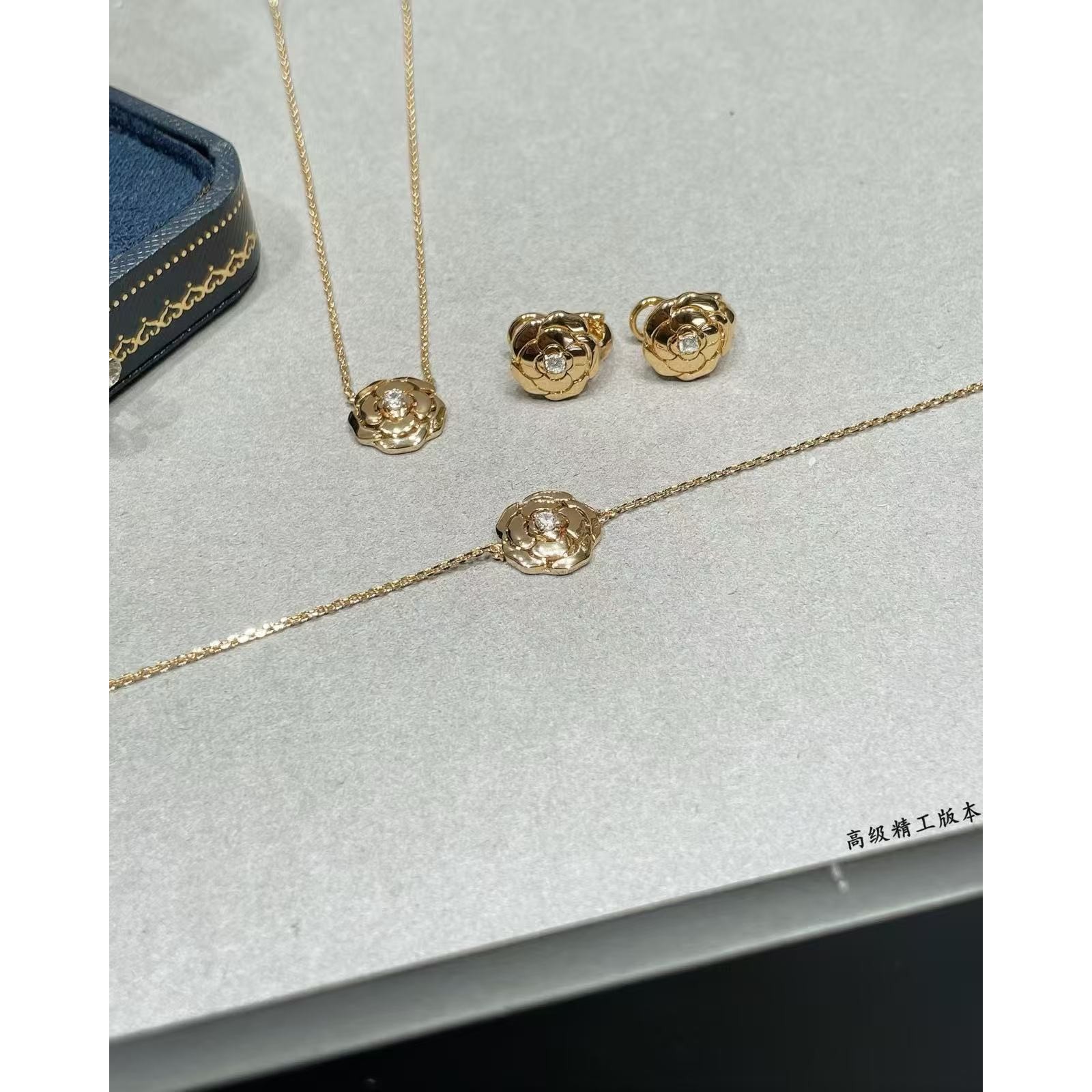 <p>CHANEL&nbsp;光金茶花手链</p>