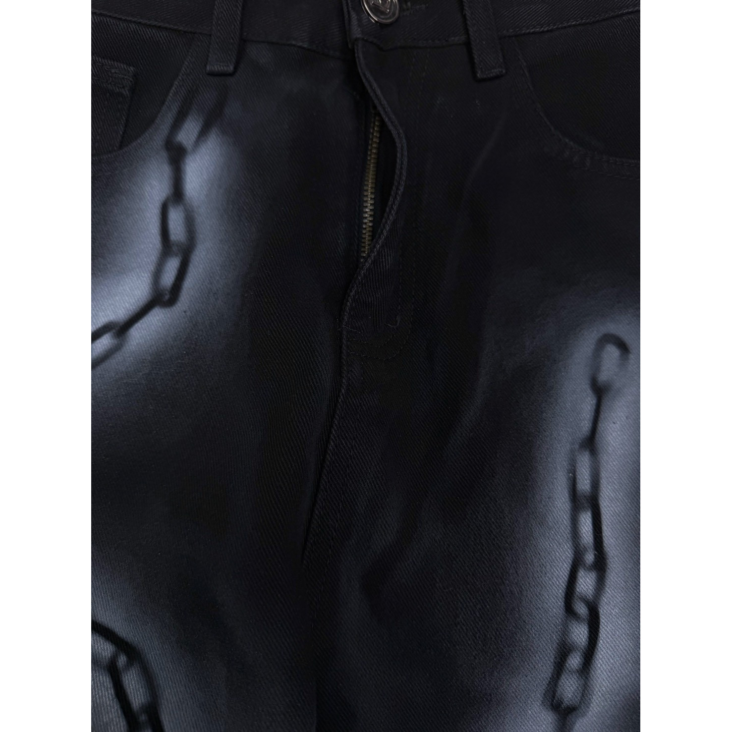 <p>Balenciaga 全身链条⛓️口袋字母情侣款水洗宽松牛仔裤</p>