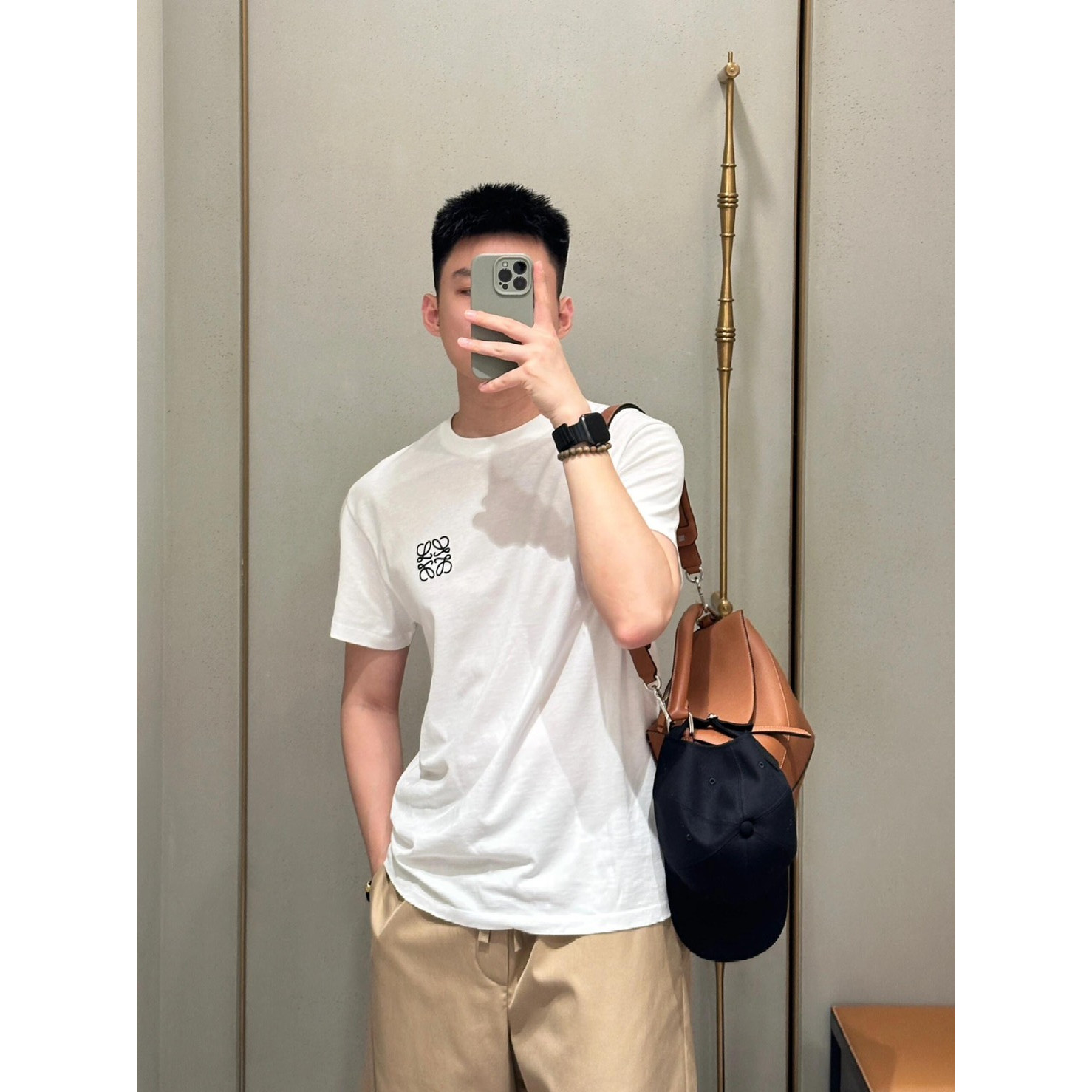 <p>LOEWE 经典logo刺绣短袖T恤(白)</p>
