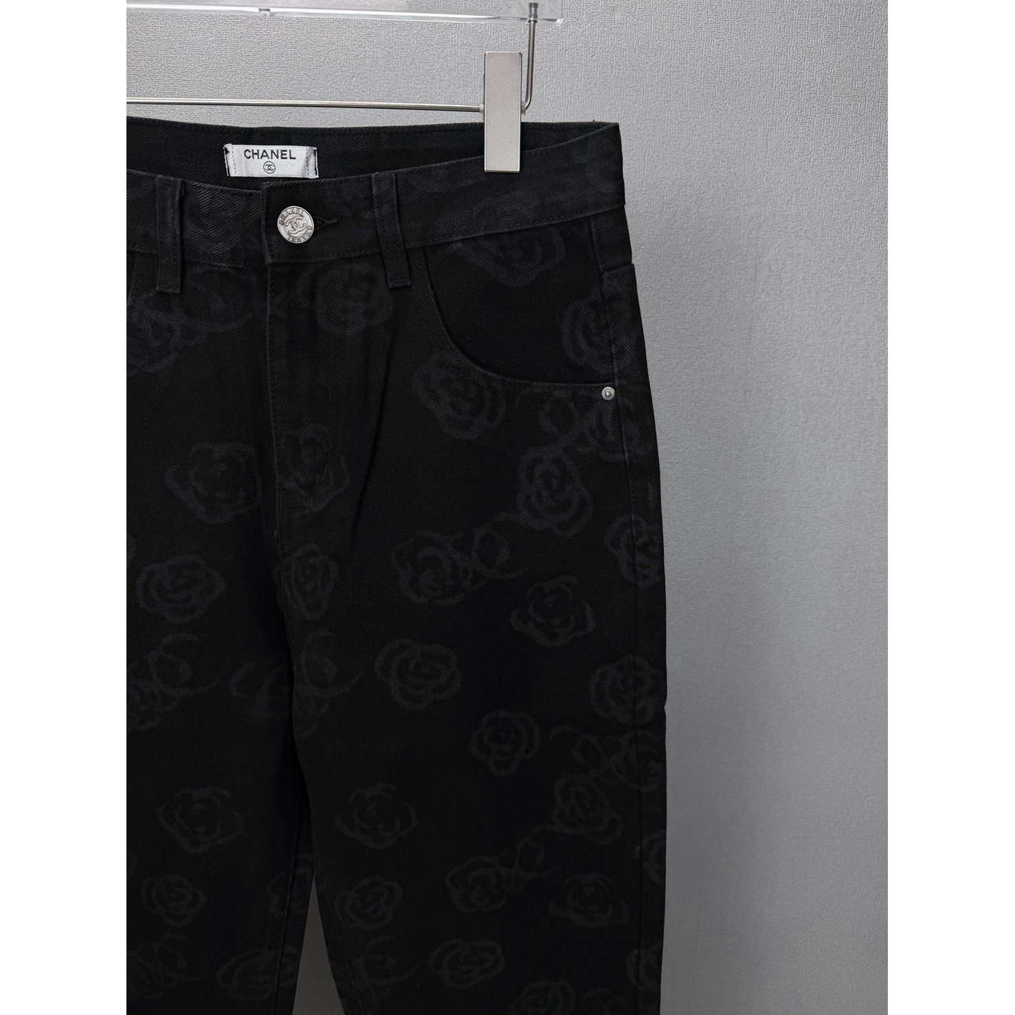 <p>&nbsp;CHANEL 暗纹满印玫瑰花情侣款水洗宽松牛仔裤&nbsp;</p>