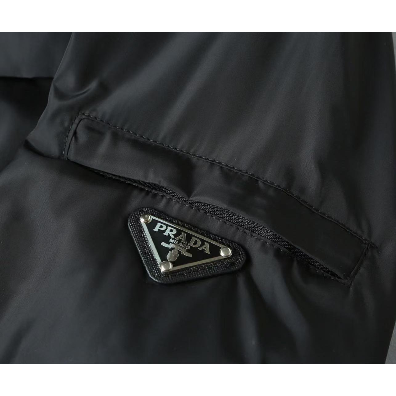 <p>PRADA&nbsp;男士夹克外套(800878)</p>