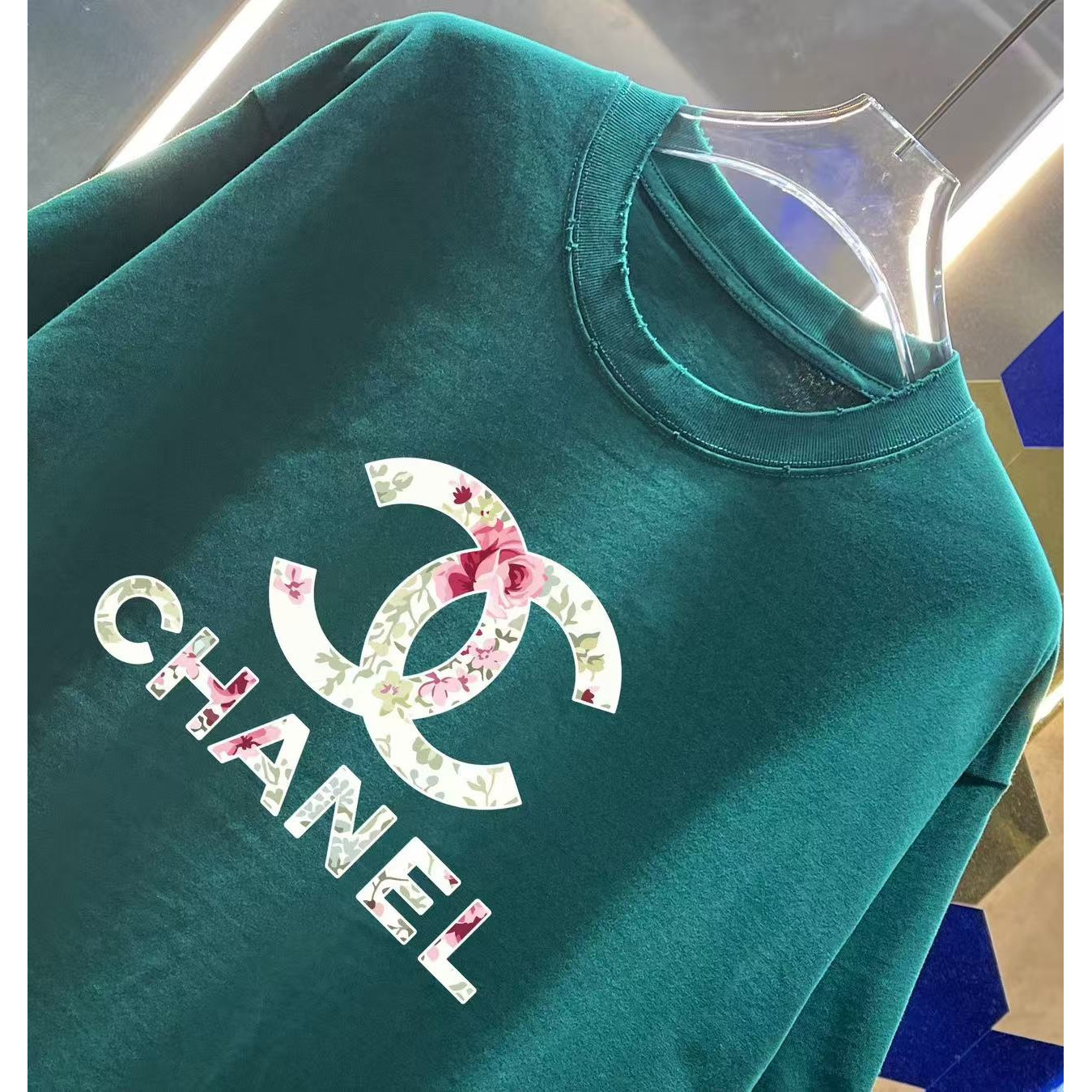 <p>CHANEL 洗水磨破短袖T恤(洗水綠)</p>