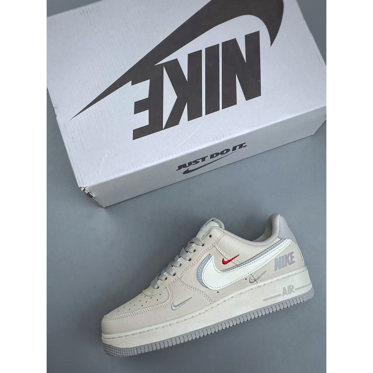 <p>NIKE AIR FORCE 1 (奶灰)</p>