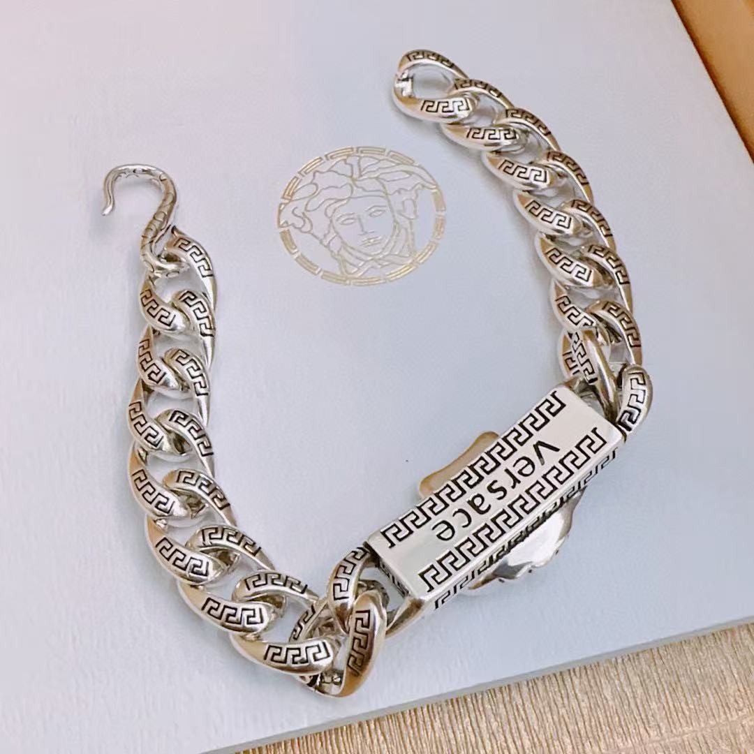 <p>Versace&nbsp;手链</p>