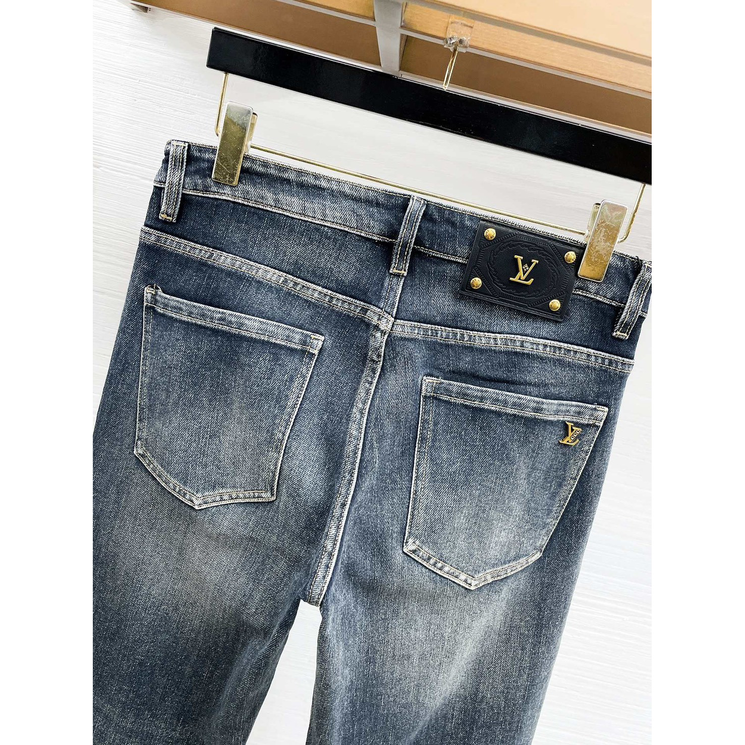 <p>LV&nbsp;高品质牛仔裤</p>