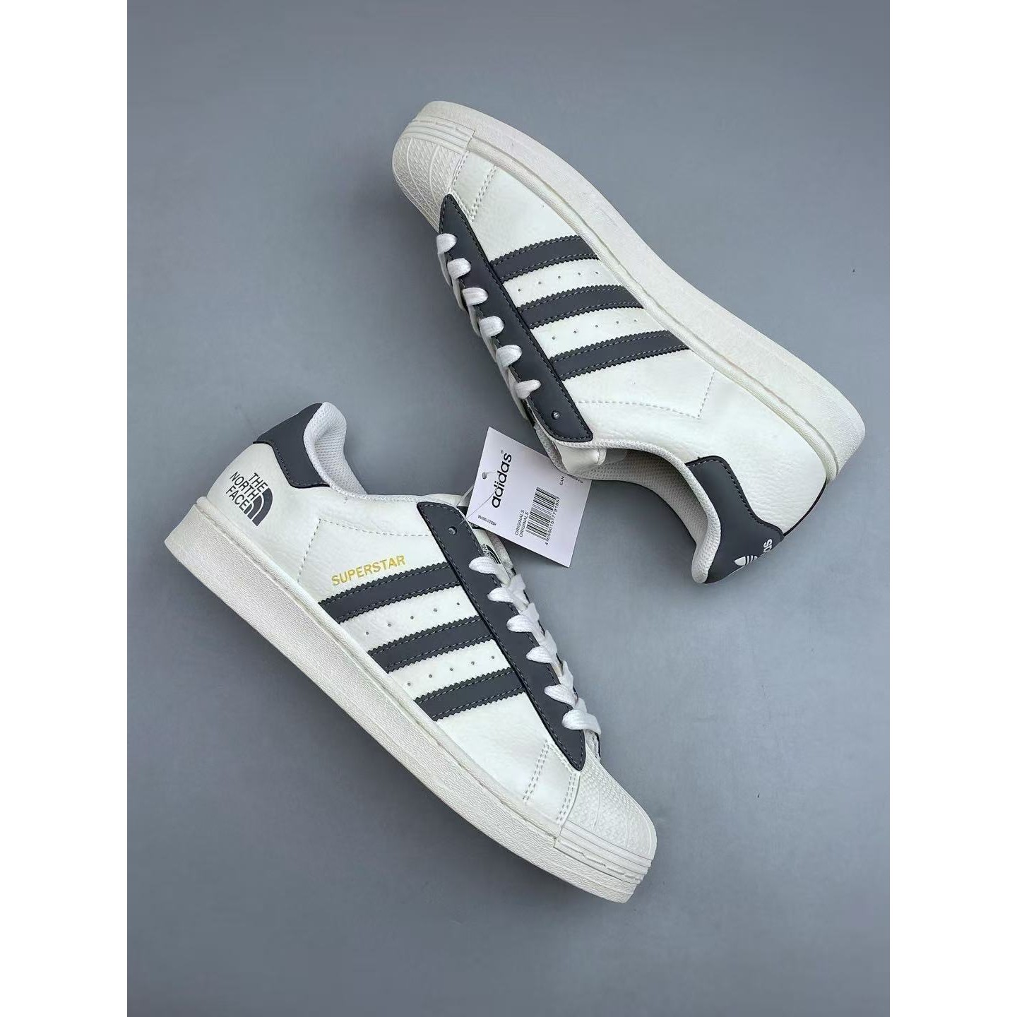 <p>Adidas 休闲运动板鞋(白灰)</p>