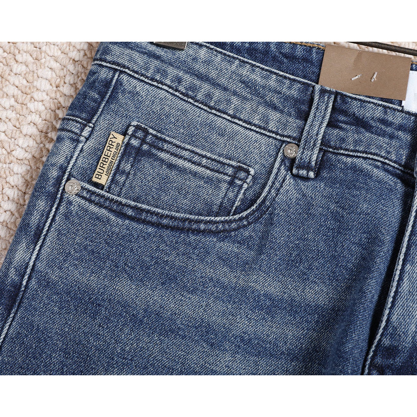 <p>BURBERRY 新款牛仔裤(3579#)</p>