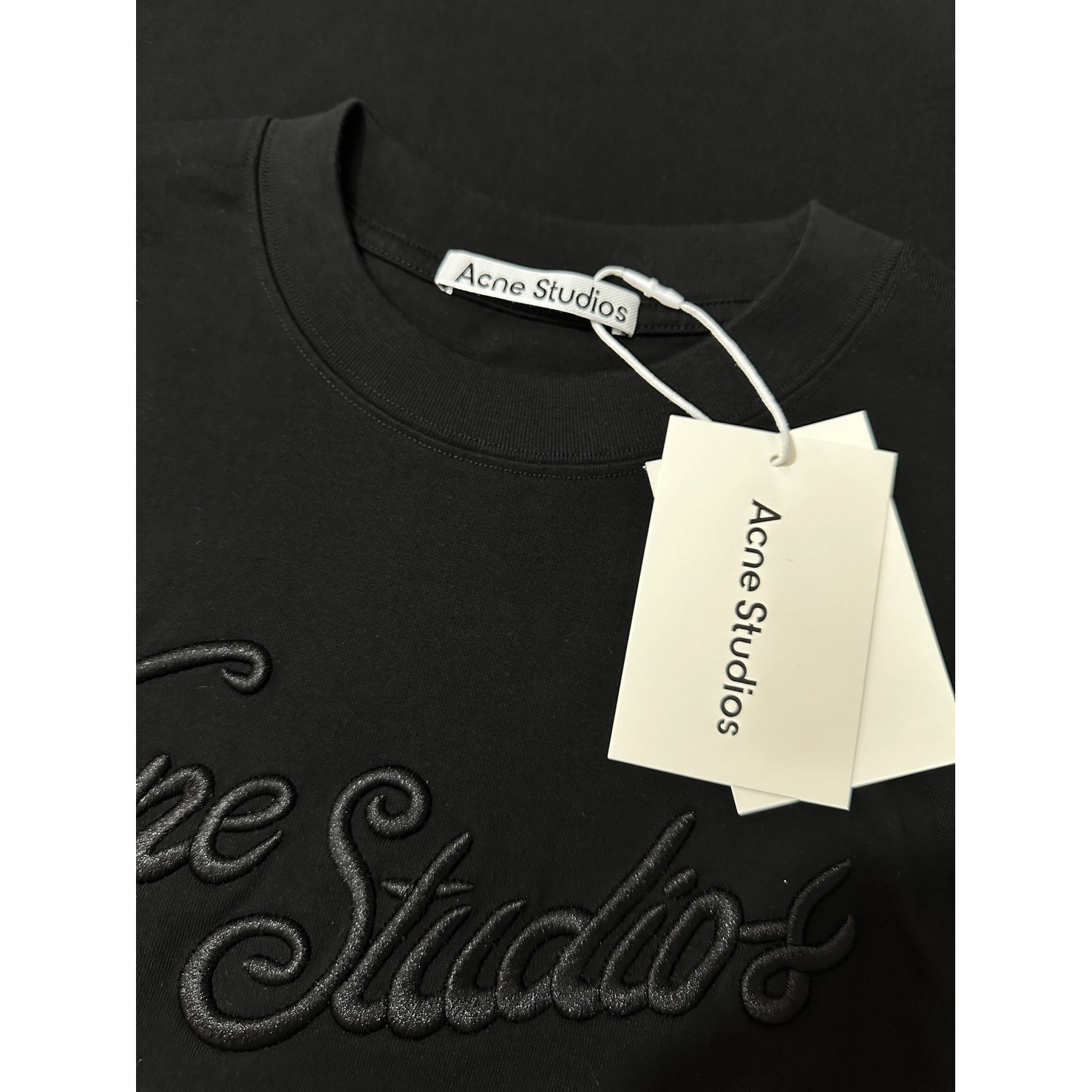 <p>Acne Studio 立体字母刺绣徽标圆领长袖T恤(黑)</p>