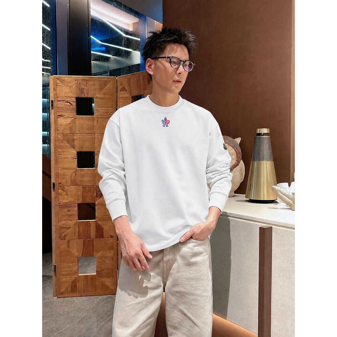<p>MONCLER logo图案绣花长袖(白)</p>