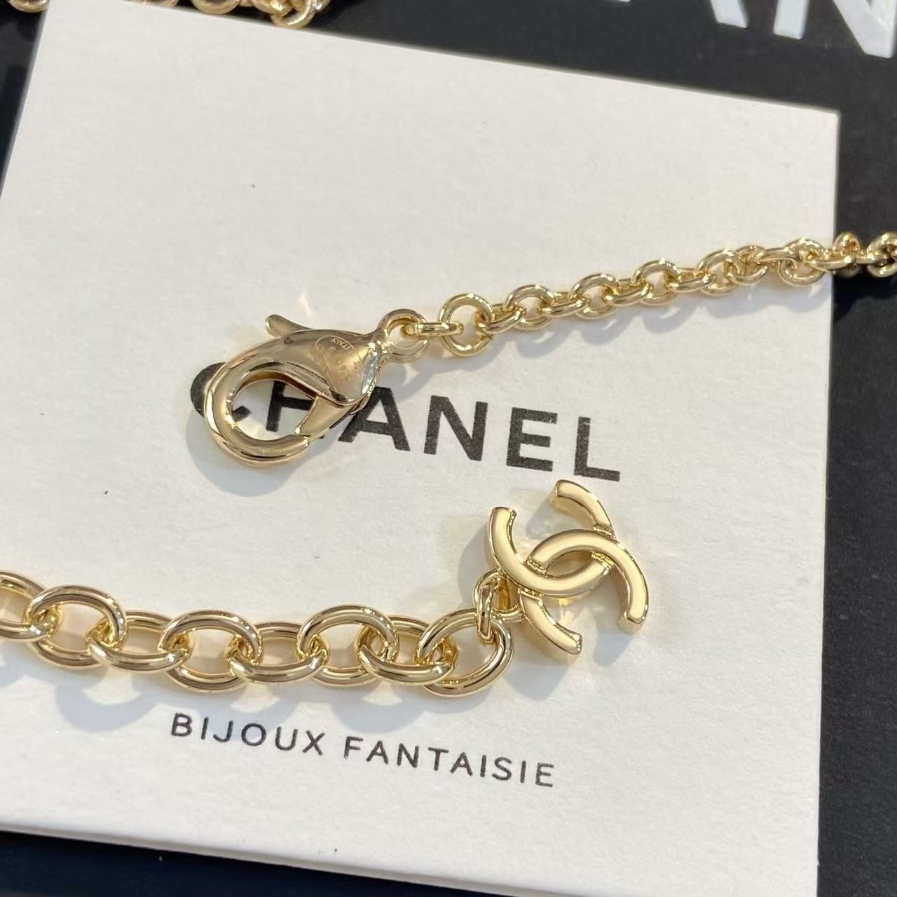 <p>CHANEL 珍珠花朵项链</p>