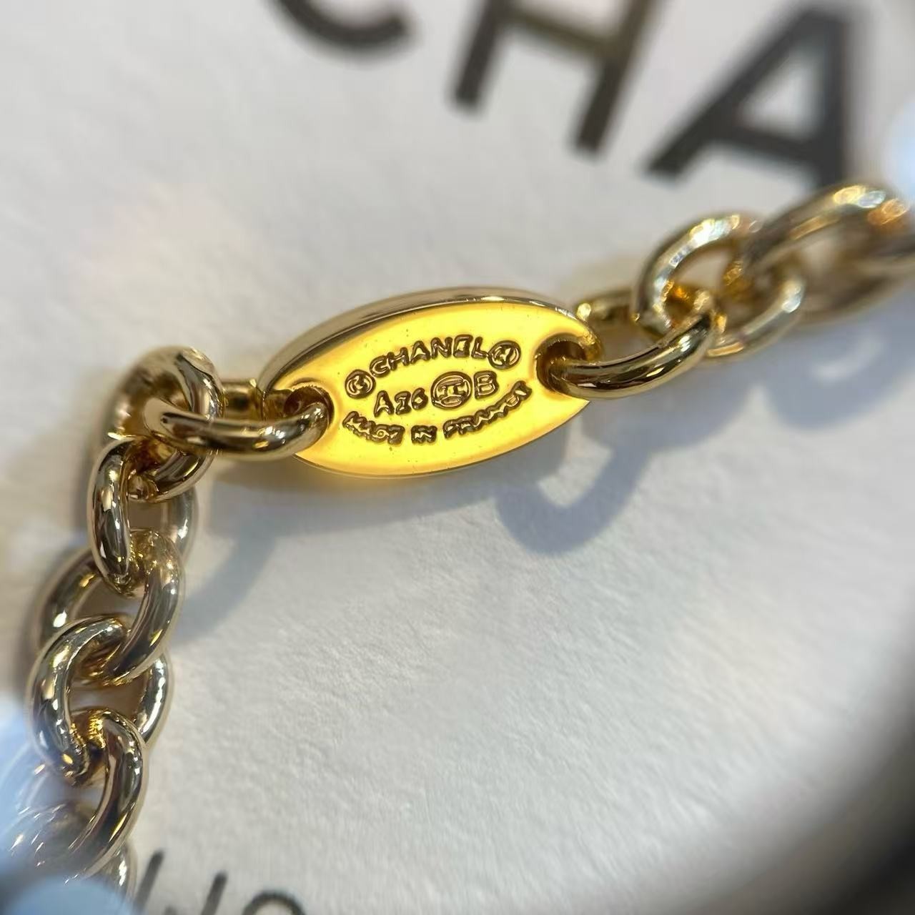 <p>CHANEL 抱珠吊金珠毛衣链</p>