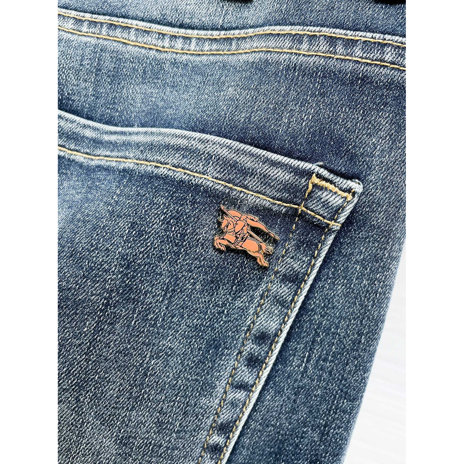 <p>BURBERRY 高品质牛仔裤</p>