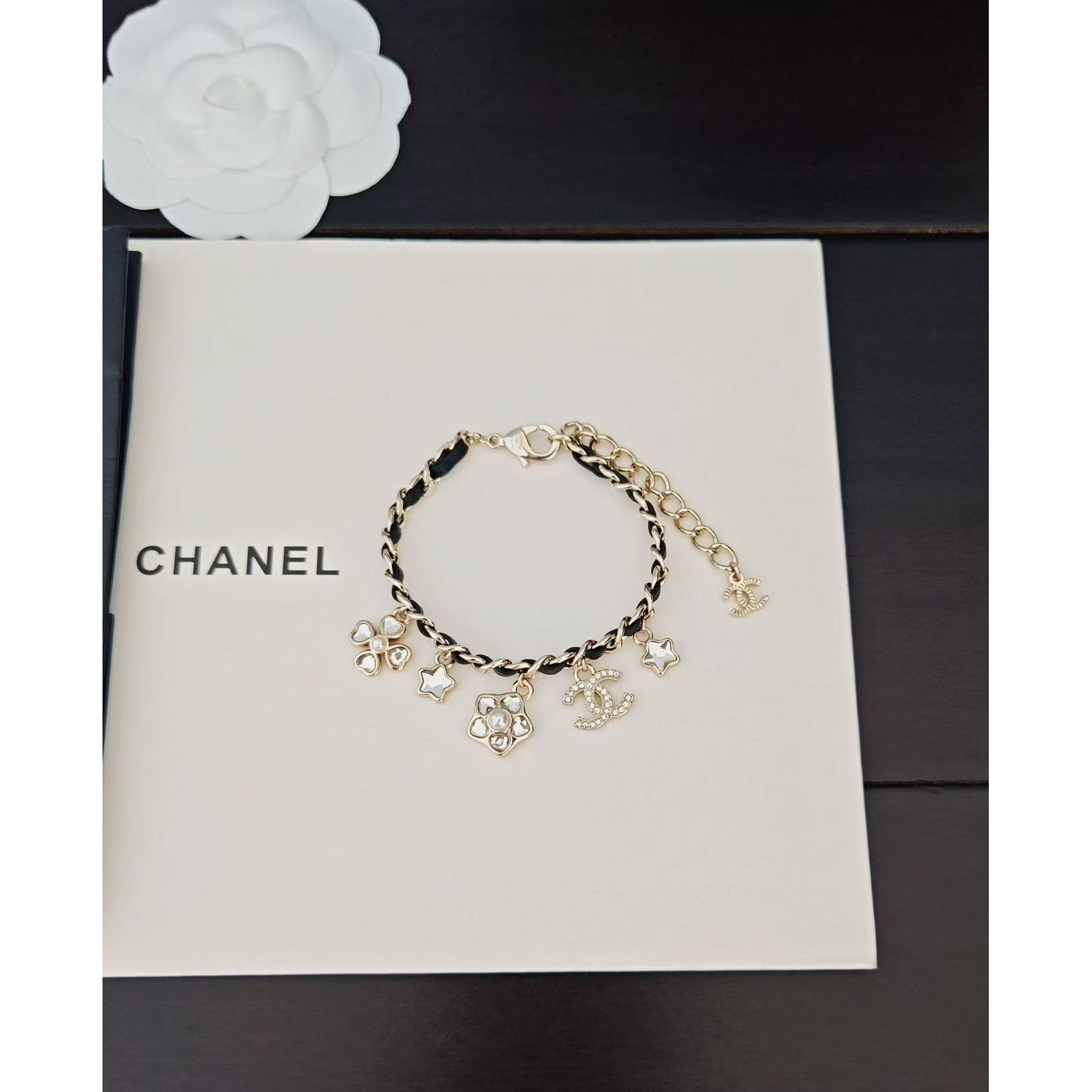 <p>CHANEL&nbsp;黑皮多元素手链</p>