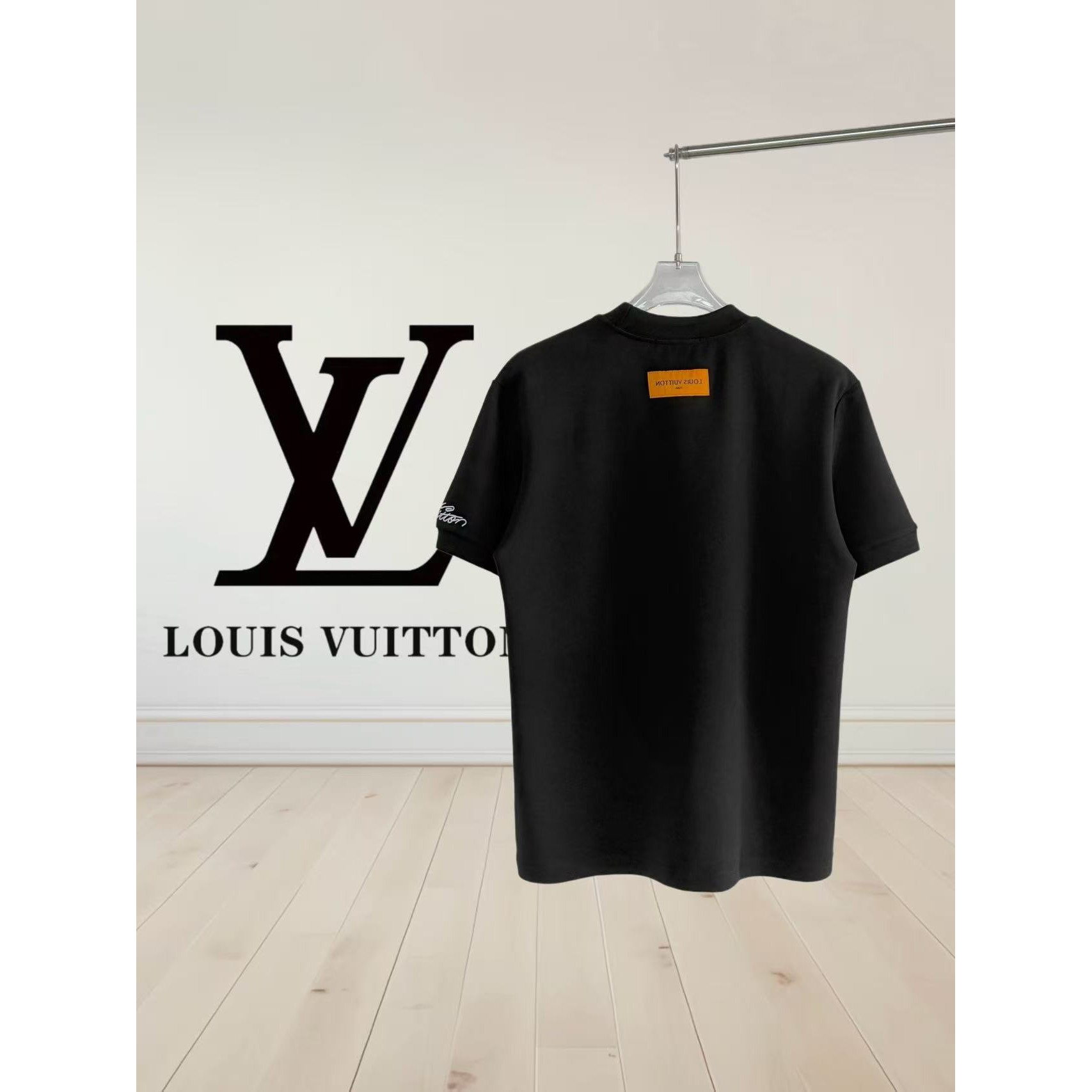 <p>LV 刺绣短袖T恤(黑)</p>