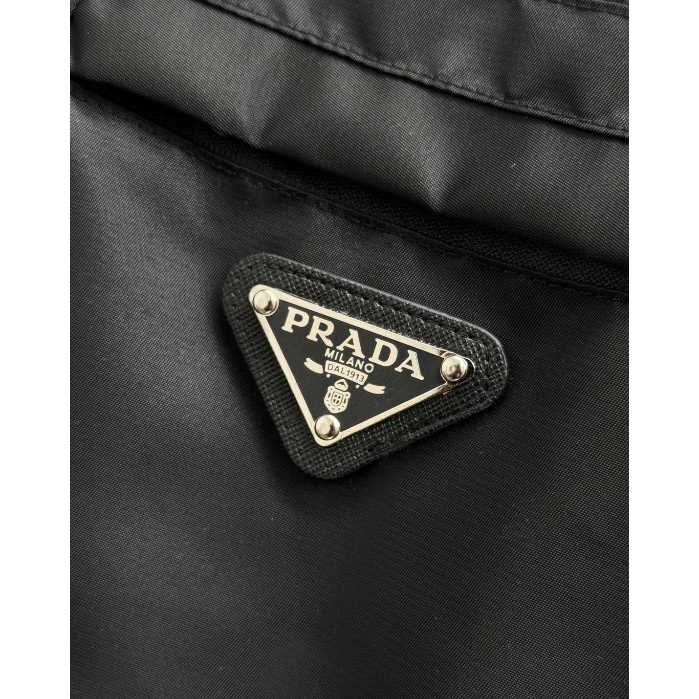 <p>PRADA&nbsp;短袖翻领polo衫(黑)</p>