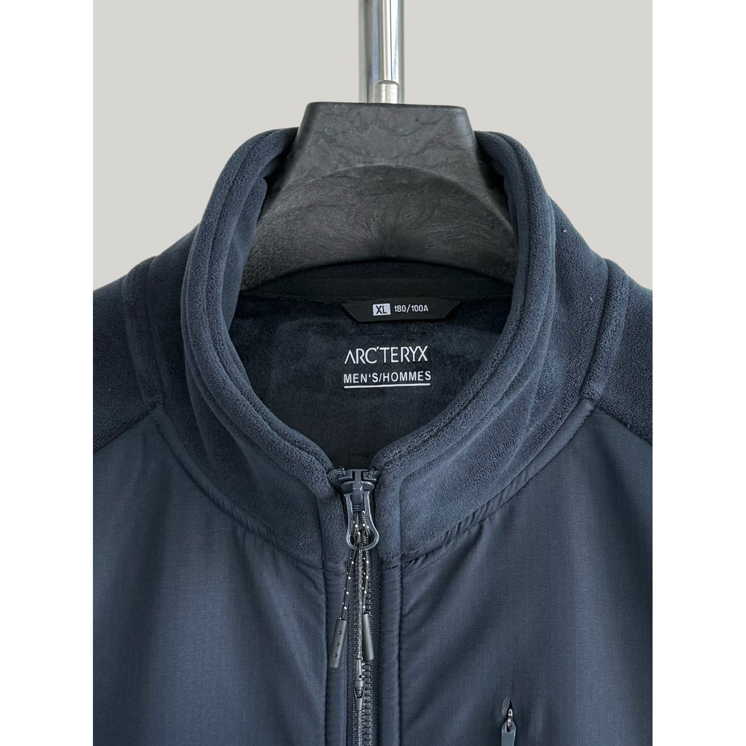 <p>Arc'teryx 手抓绒款外套(藏青)</p>