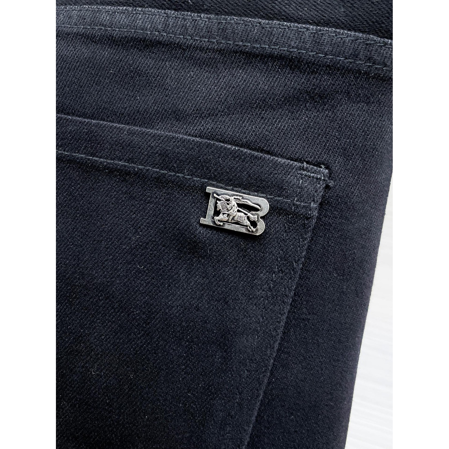 <p>BURBERRY&nbsp;高品质牛仔裤(黑)</p>