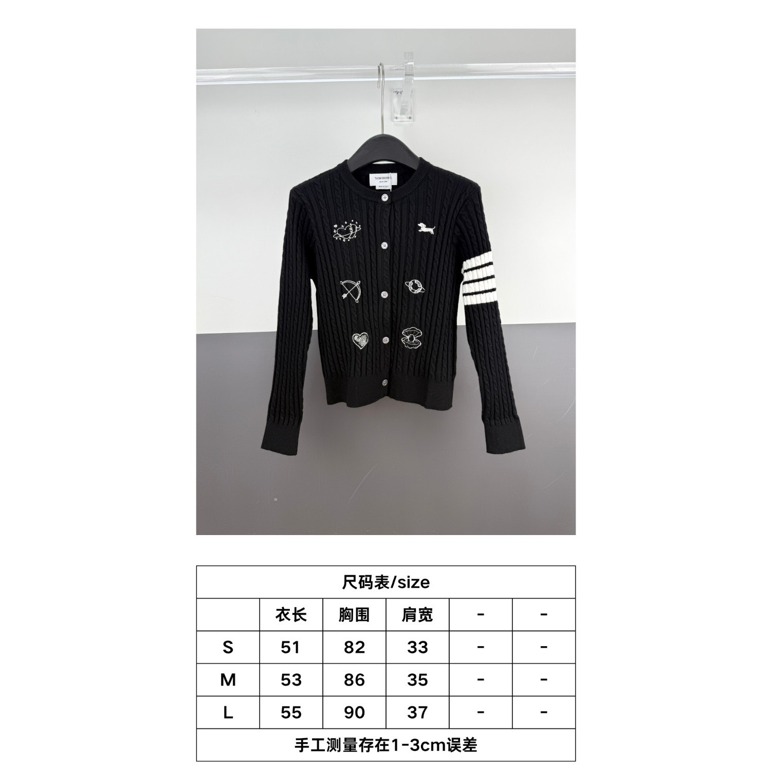 <p>Thom Browne 女款刺绣四杠针织开衫(黑)</p>