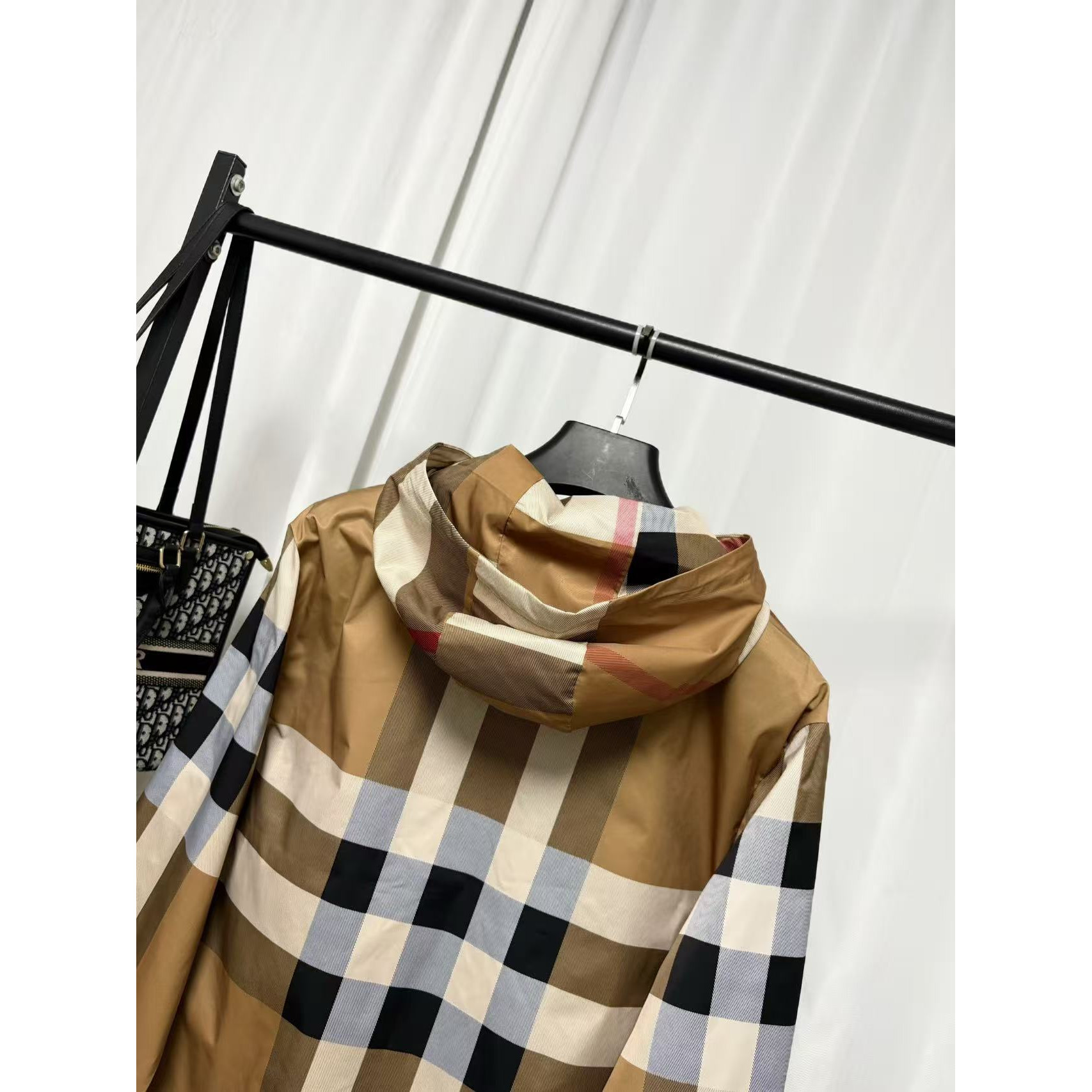 <p>Burberry 夹克外套(卡其)</p>