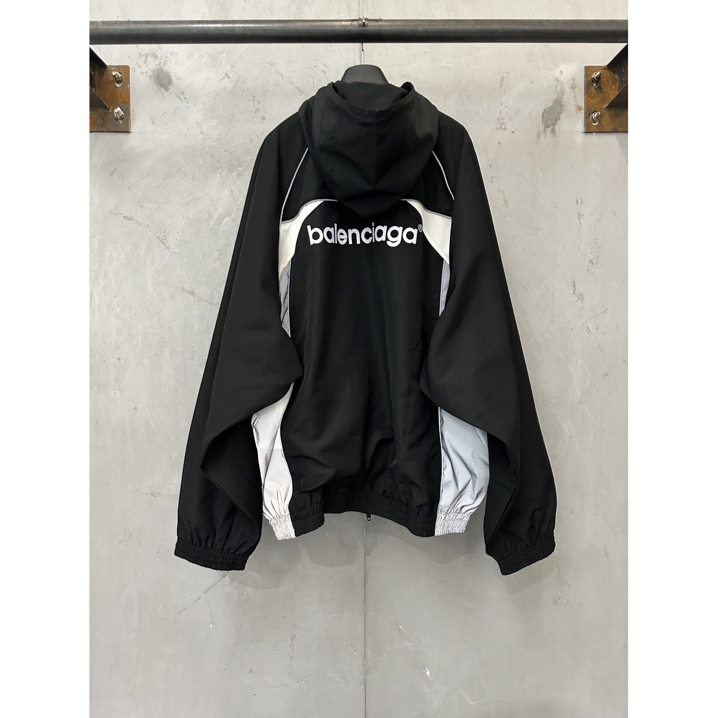 <p>Balenciaga BODIES拼色休闲运动冲锋衣外套</p>