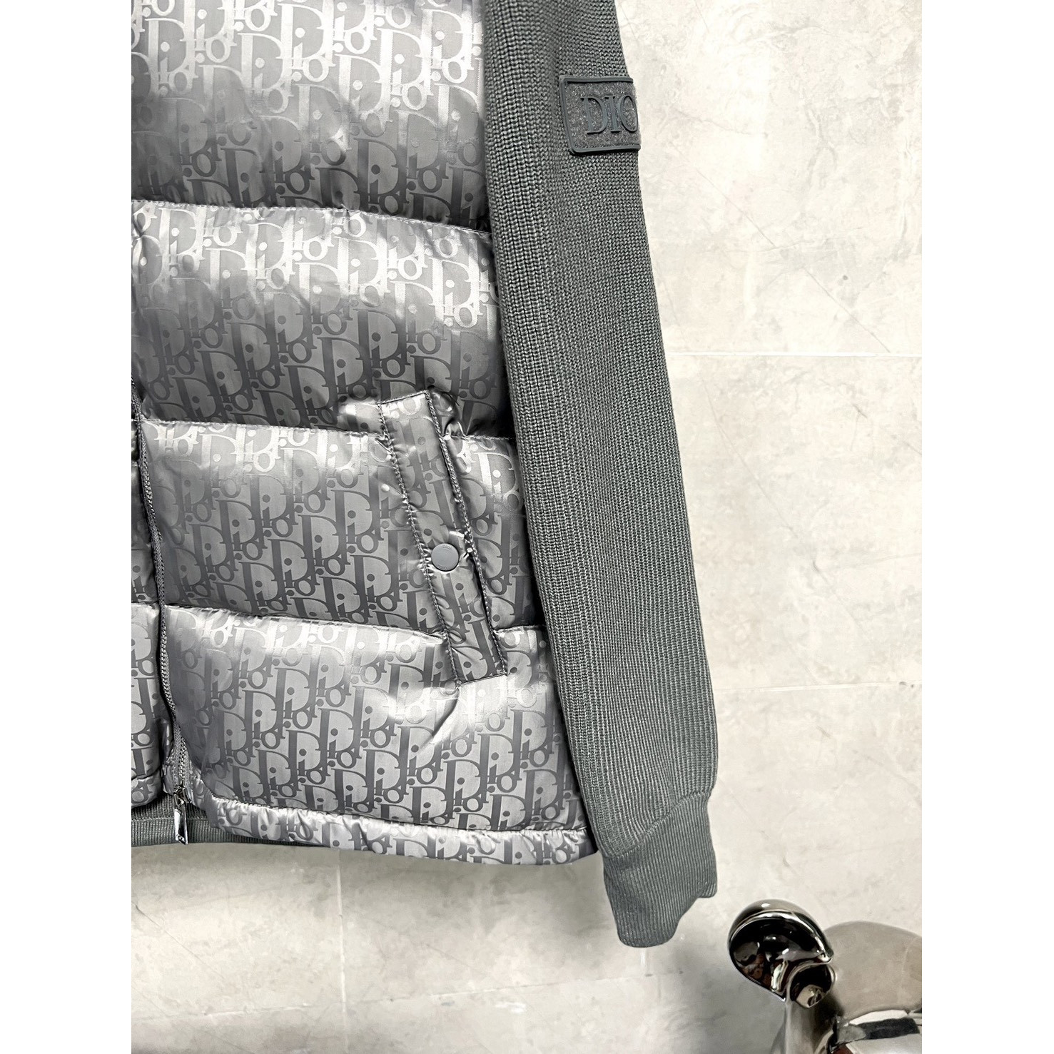 <p>Dior 经典针织羽绒款(深灰色)</p>

<p>&nbsp;</p>