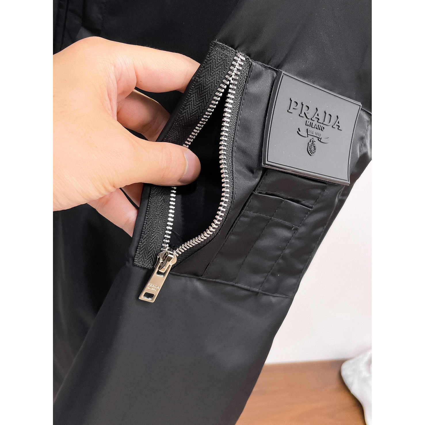 <p>PRADA&nbsp;男士夹克外套(黑)</p>