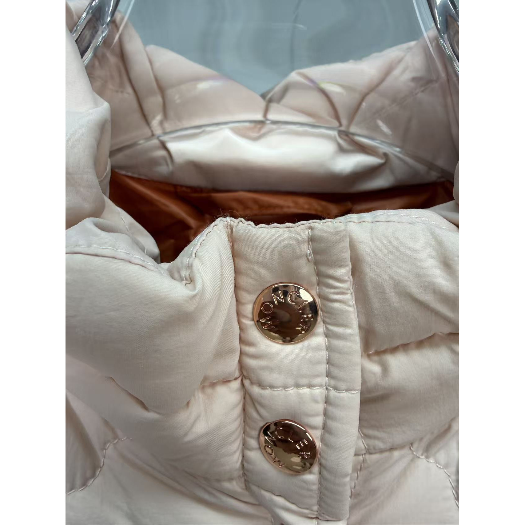 <p>Moncler 菱格纹立领休闲女士羽绒背心(粉)</p>