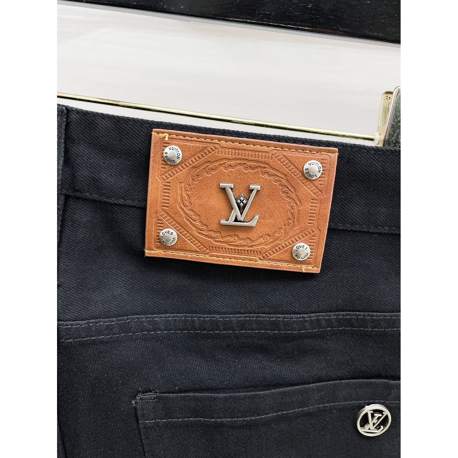 <p>LV&nbsp;高品质牛仔裤(黑)</p>