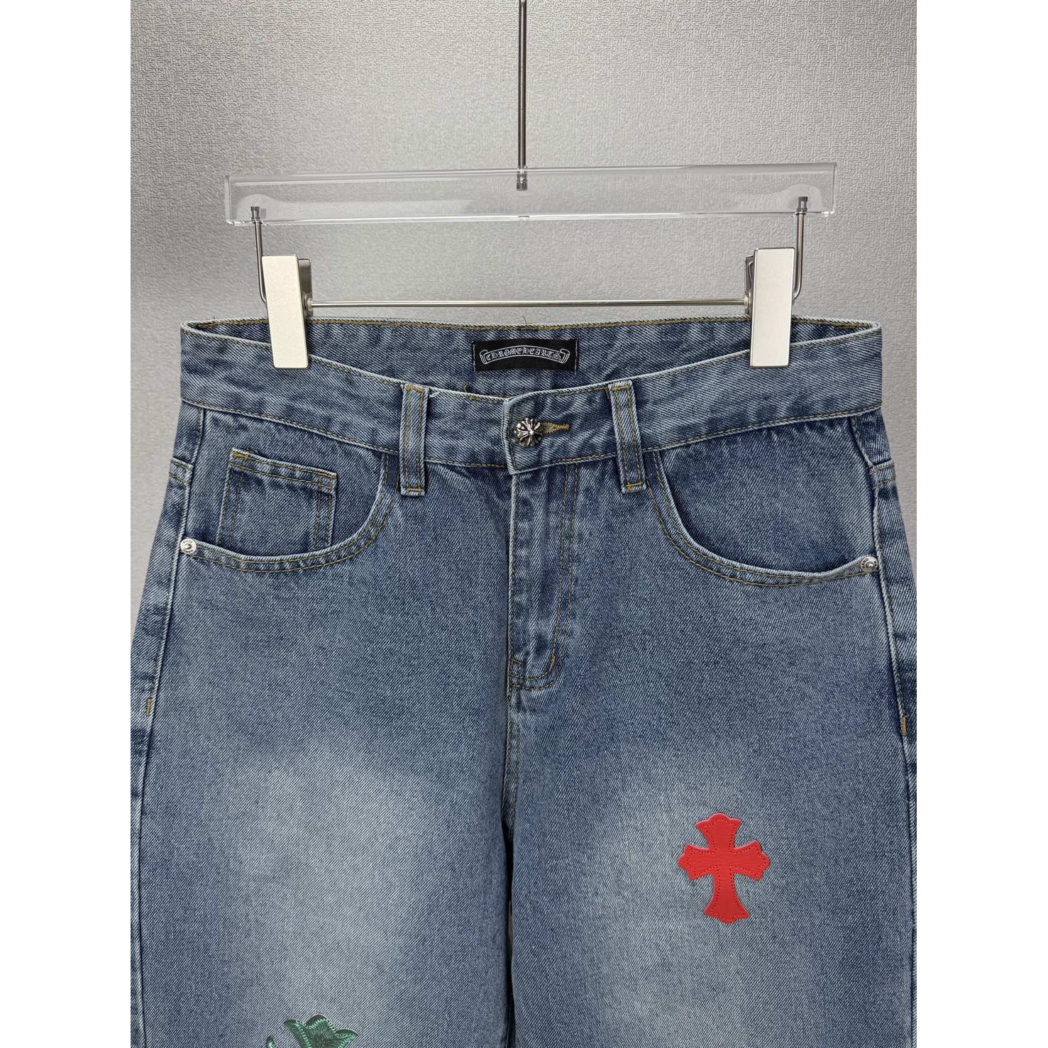 <p>CHROME HEARTS 红绿十字架拼皮情侣款水洗宽松牛仔裤</p>