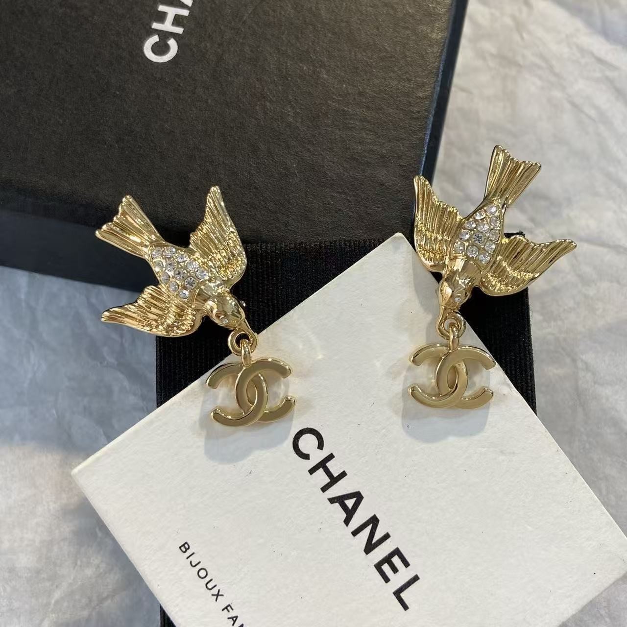 <p>CHANEL 飞鸟双C耳环</p>