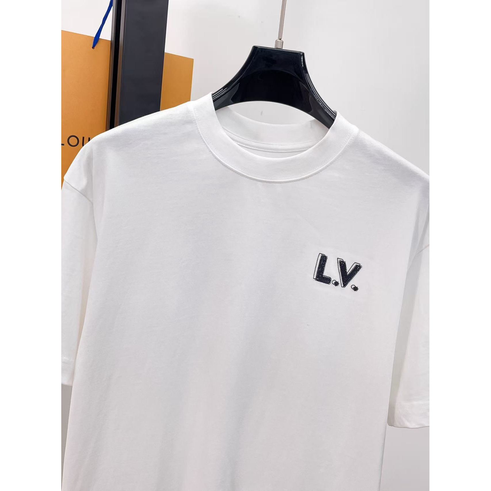 <p>LV 专柜新款短袖T恤(白)</p>