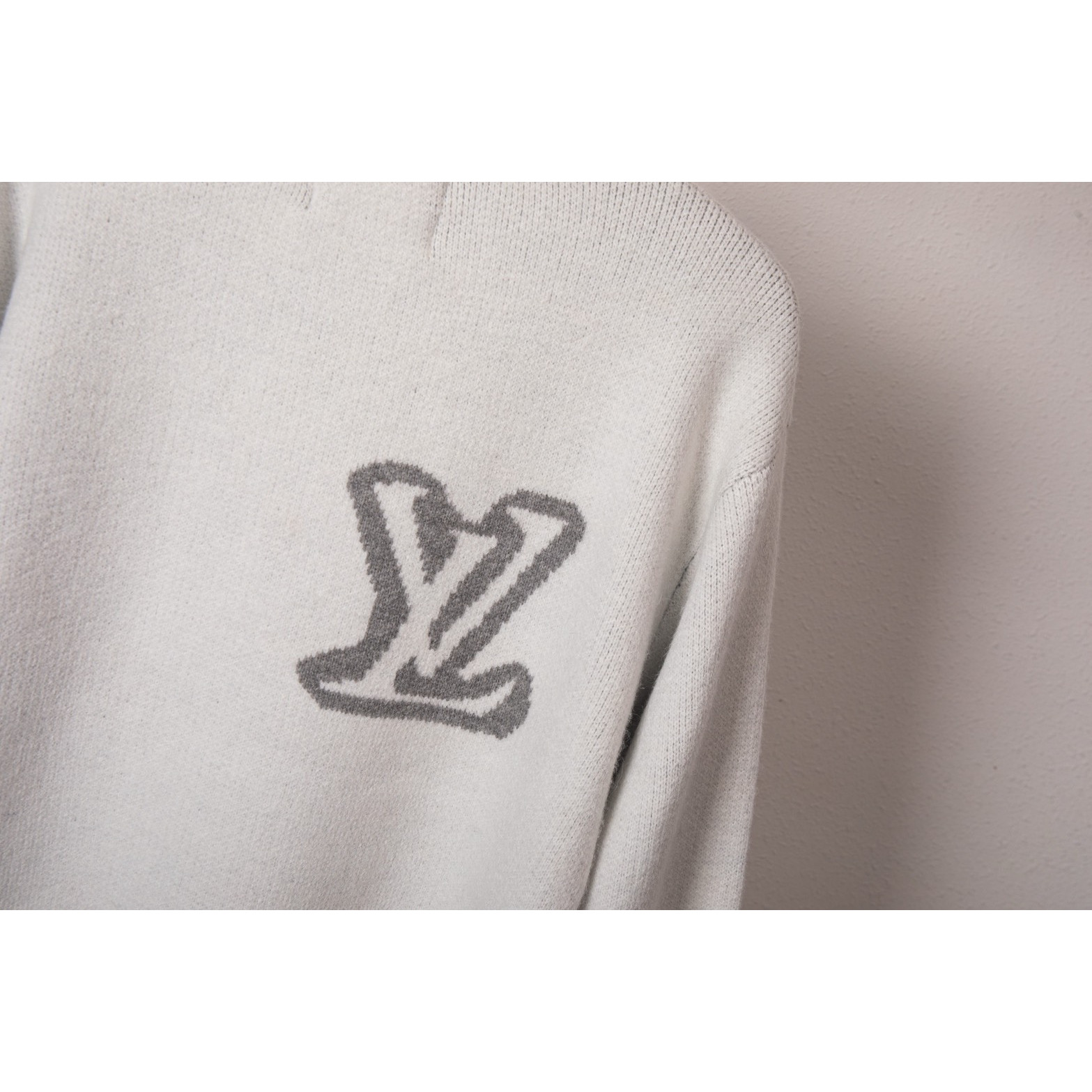 <p>LV 前后大标logo针织毛衣(白DZ38)</p>