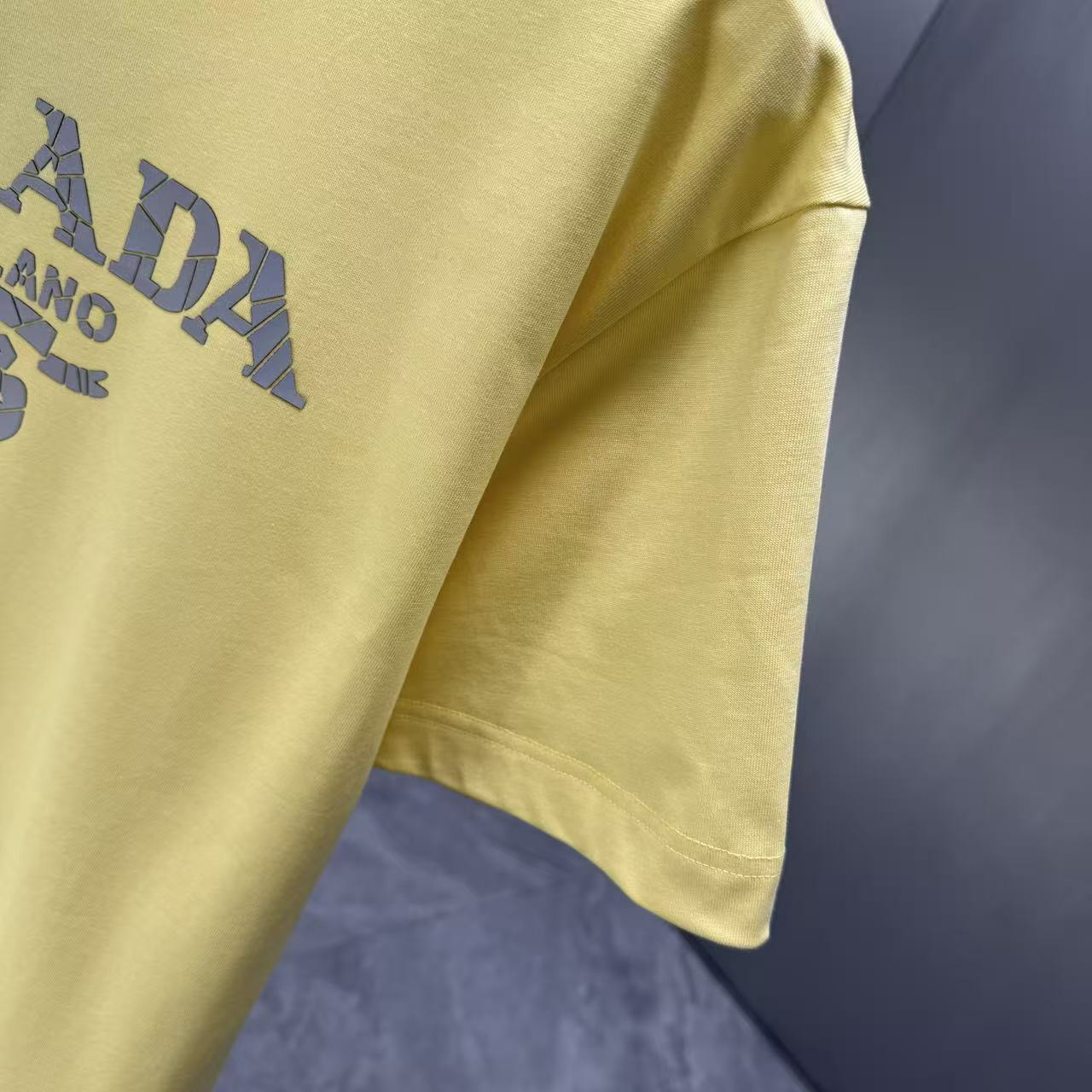 <p>Prada 短袖T恤(黃)</p>