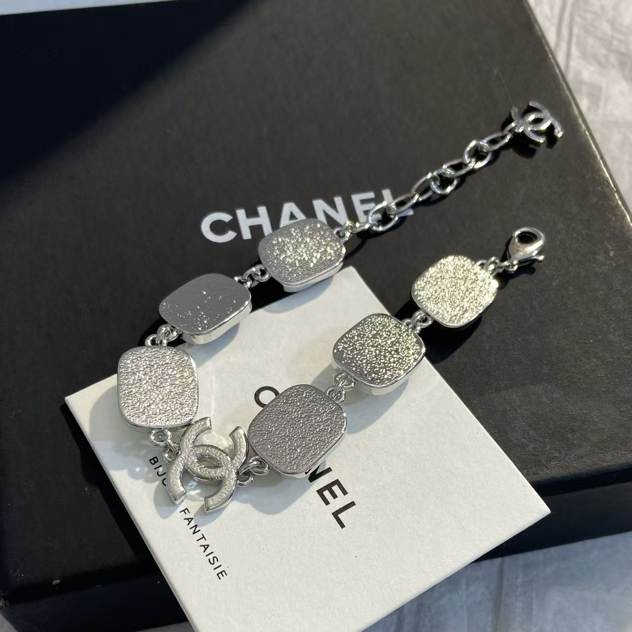 <p>CHANEL 银色方糖透明水晶双C手链</p>