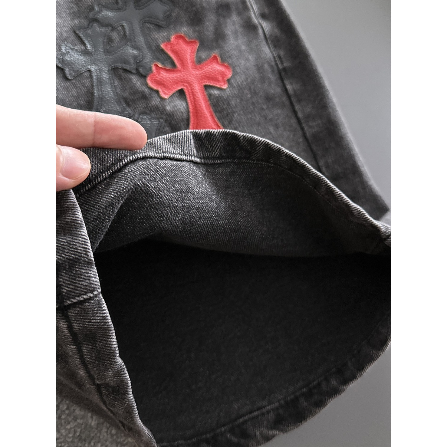 <p>CHROME HEARTS 牛仔短裤(黑)</p>